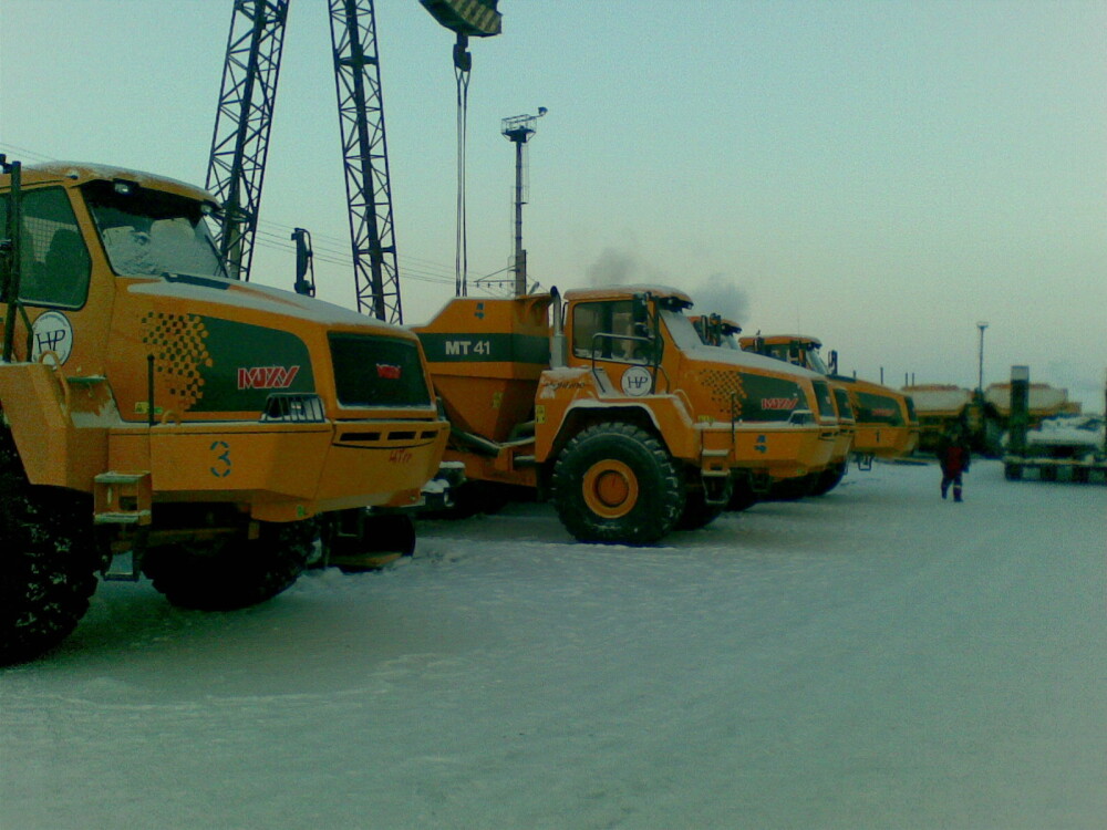 <b>SIBIR:</b> <br/>Moxy MT41 dumpere på en anleggs­plass i Sibir. <br/>Til å begynne med ble oljefat med bren­nende diesel brukt som motorvarmere.