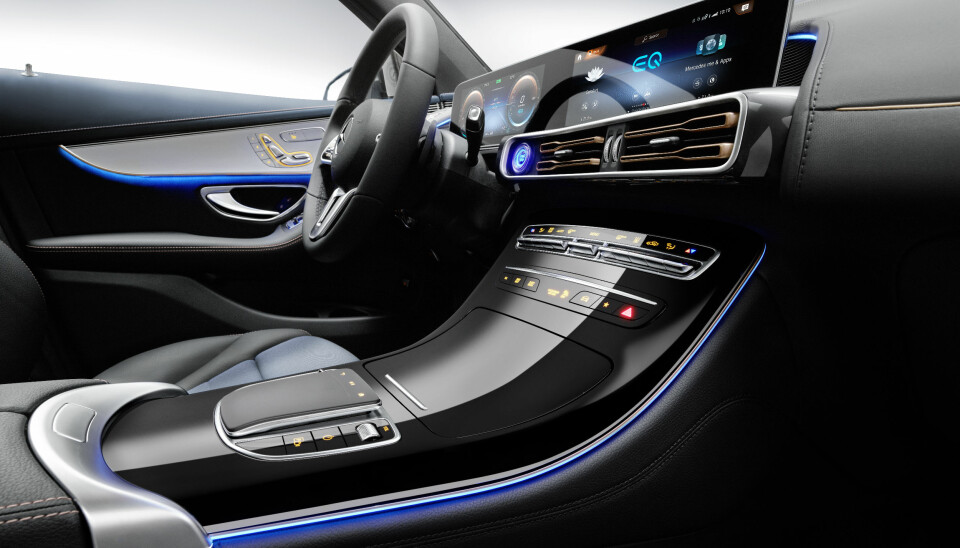 ELEGANT: EQC holder seg tett på skjermløsning og betjening fra tilsvarende Mercedes-modeller.