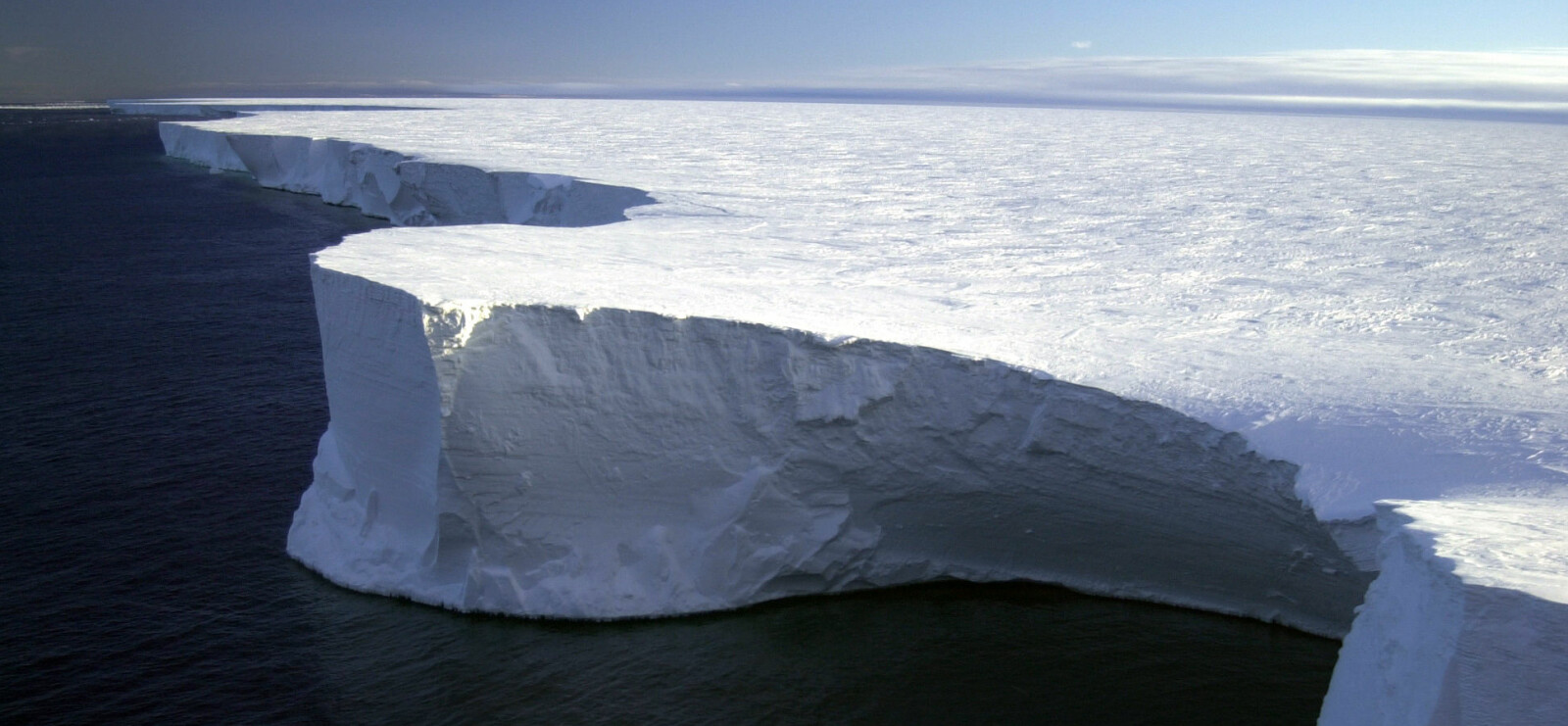 <b>VERDENS STØRSTE:</b> Isfjellet som brøt løs fra Antarktis i 2002, var lenge verdens største flytende objekt. Isfjellet var omtrent like stort som det samlede arealet til fylkene Oslo, Akershus og Østfold. 
