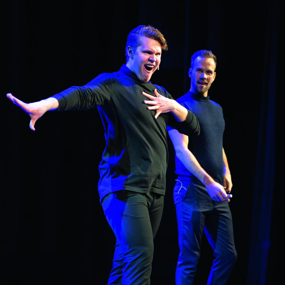 PÅ TURNÈ: Vegard og Morten byr på seg selv på scenen.
