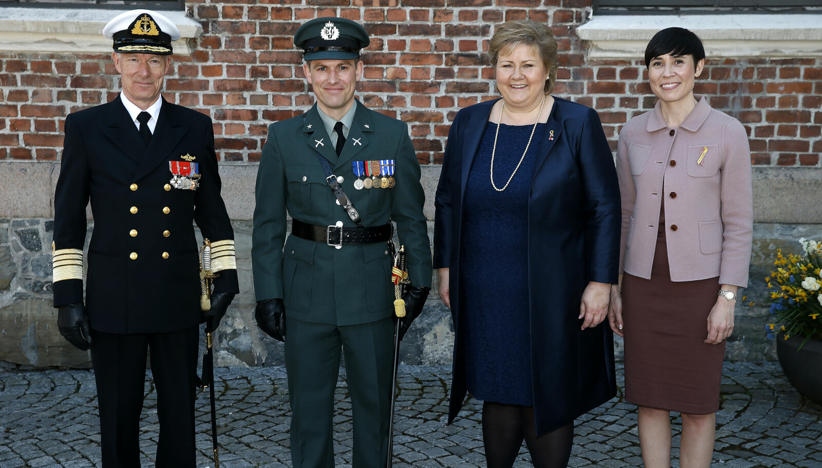 <b>GODT SELSKAP: </b>Her er jeg i godt selskap med forsvarssjef Haakon Bruun-Hanssen, meg, statsminister Erna Solberg og tidligere forsvarsminister Ine Søreide Eriksen. Bildet fra 8. mai 2016.