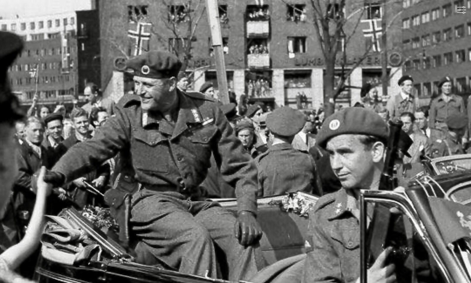 <b>FRIGJØRINGEN: </b> Frigjøringsdagen 8. mai 1945. Kong Olav møter folket. Max Manus i forsetet.