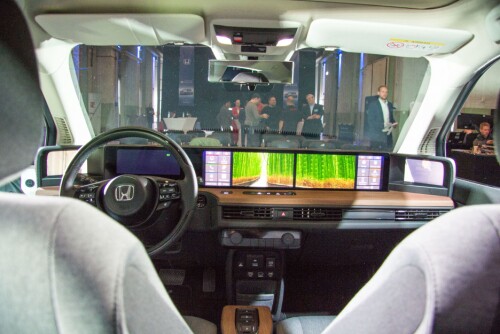 <b><SPAN CLASS=BOLD><STRONG>BREDSKJERM:</b></strong></span> Interiøret i den nye elbilen Honda e er minimalistisk og stilig. Hele dashbordet er dekket med skjermer.