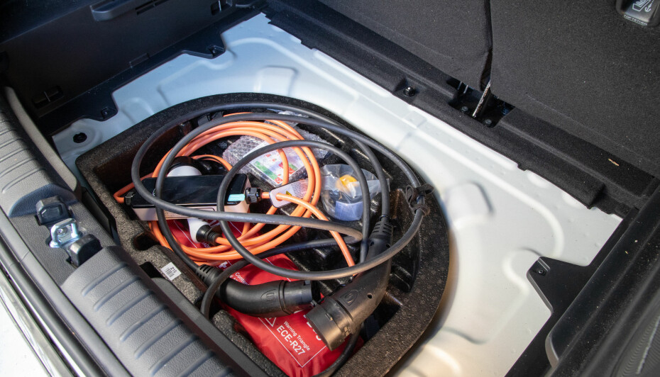 KABELPLASS: Under den løse platen i bagasjeromsgulvet er det ekstra rom. Fint for ladekablene.