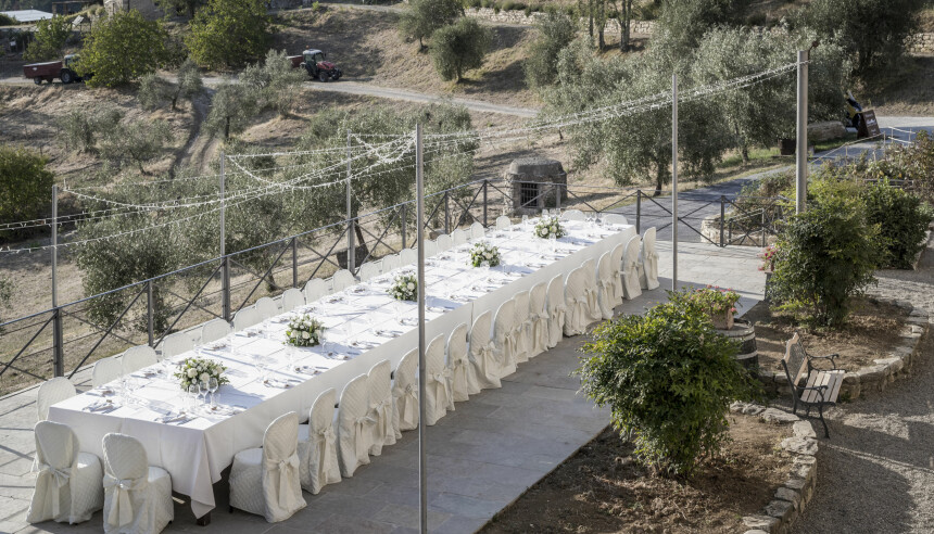 Forestille deg, deg og din kjære sammen med de nærmeste i Italia, alle samlet på et langbord til middag. Vinranker og oliventrær som kulisser med de deiligste viner og retter! En matopplevelse gjestene og dere selv vil huske for alltid.