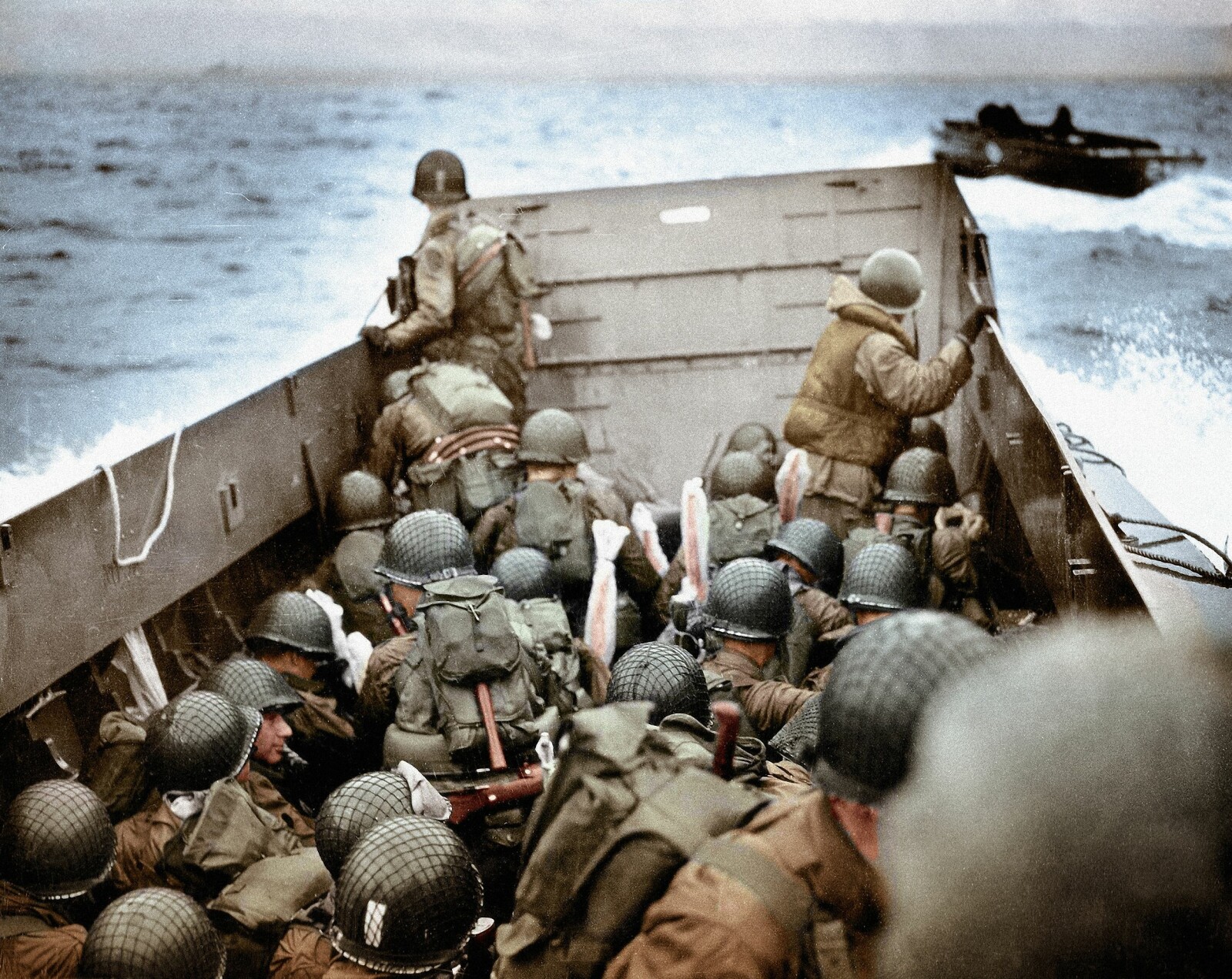 <b>OMAHA BEACH:</b> Et landgangs­fartøy frakter soldater inn mot Omaha Beach på D-dagen. Landgangsoperasjonen krevde færre amerikanske soldatliv enn øvelsen tre måneder tidligere.