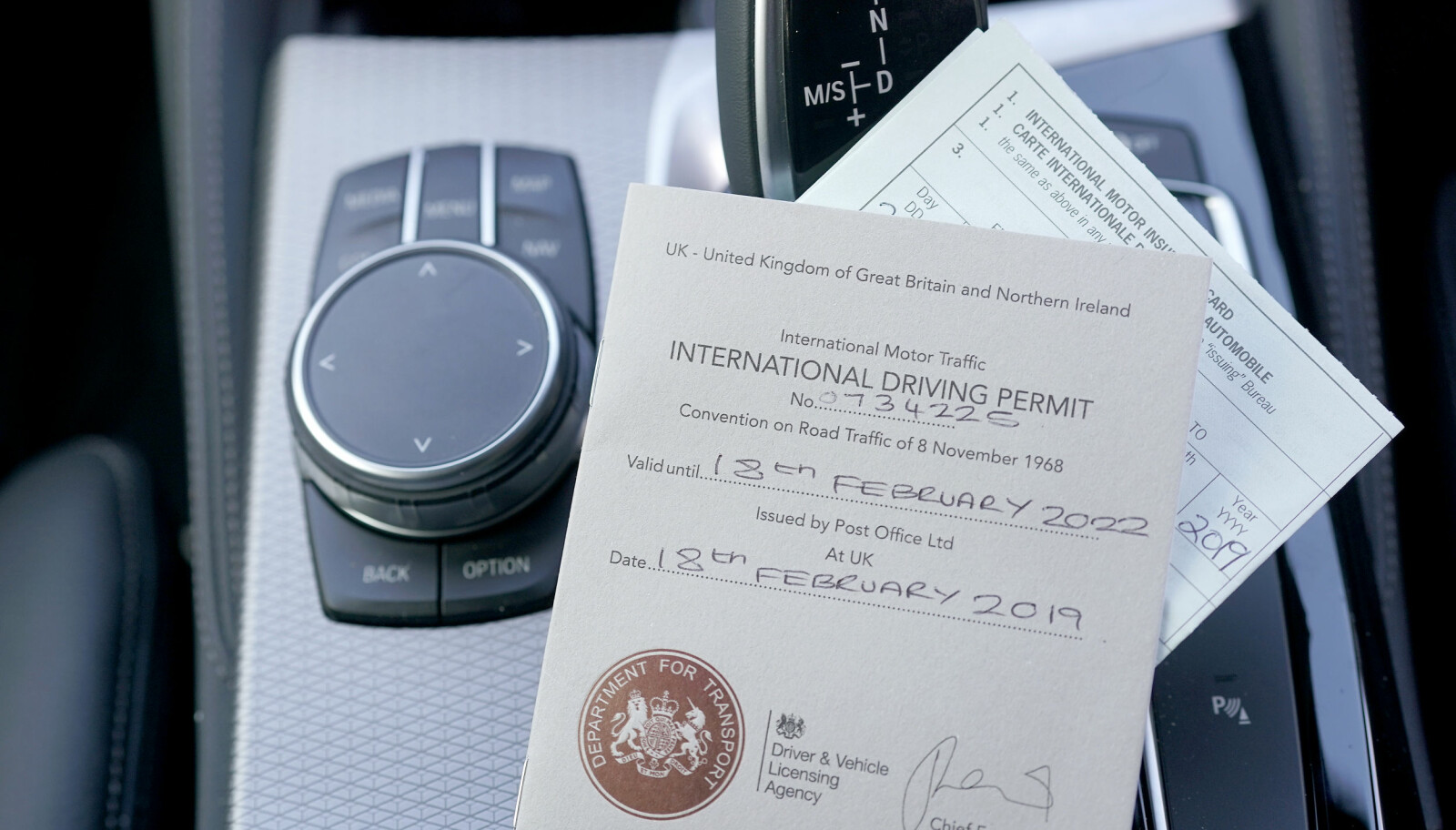 <b>NYTTIGE PAPIRER:</b> På bilferie i Europa kan det være smart å ta med både grønt kort og et internasjonalt førerkort.