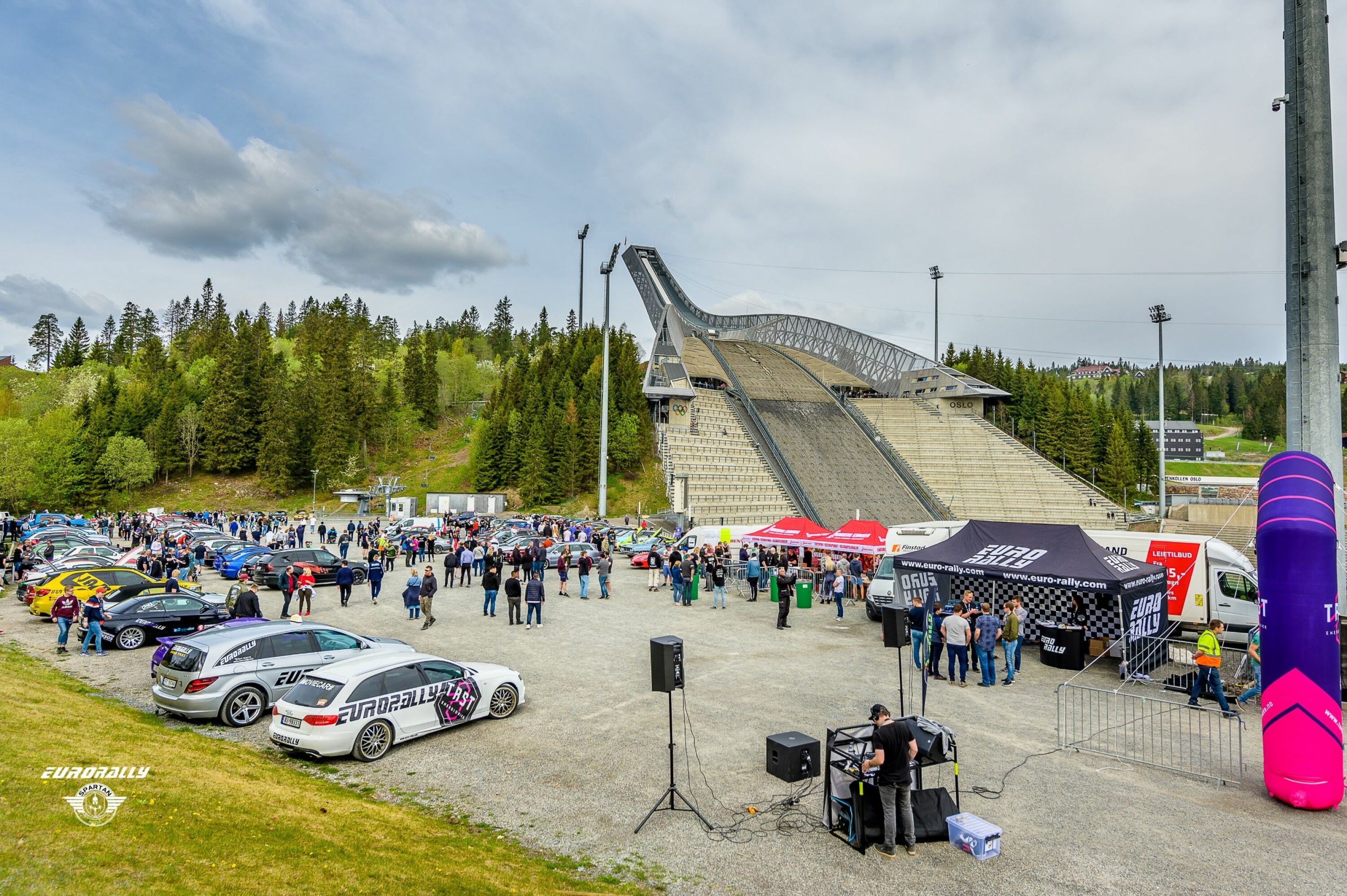 SAMLING I BÅNN: Eurorally-deltakere pauser i Holmenkollen.