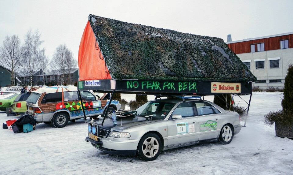 TAK OVER TAK: En av deltakerne tok like godt med garasjen på turen.