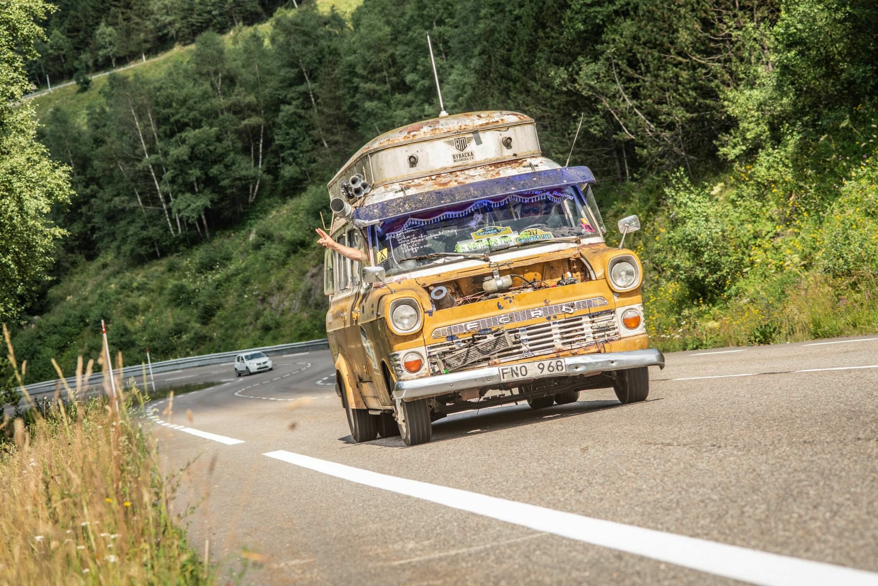 FANTASI: I Carbage Run er det fantasifulle bilvrak som dominerer.