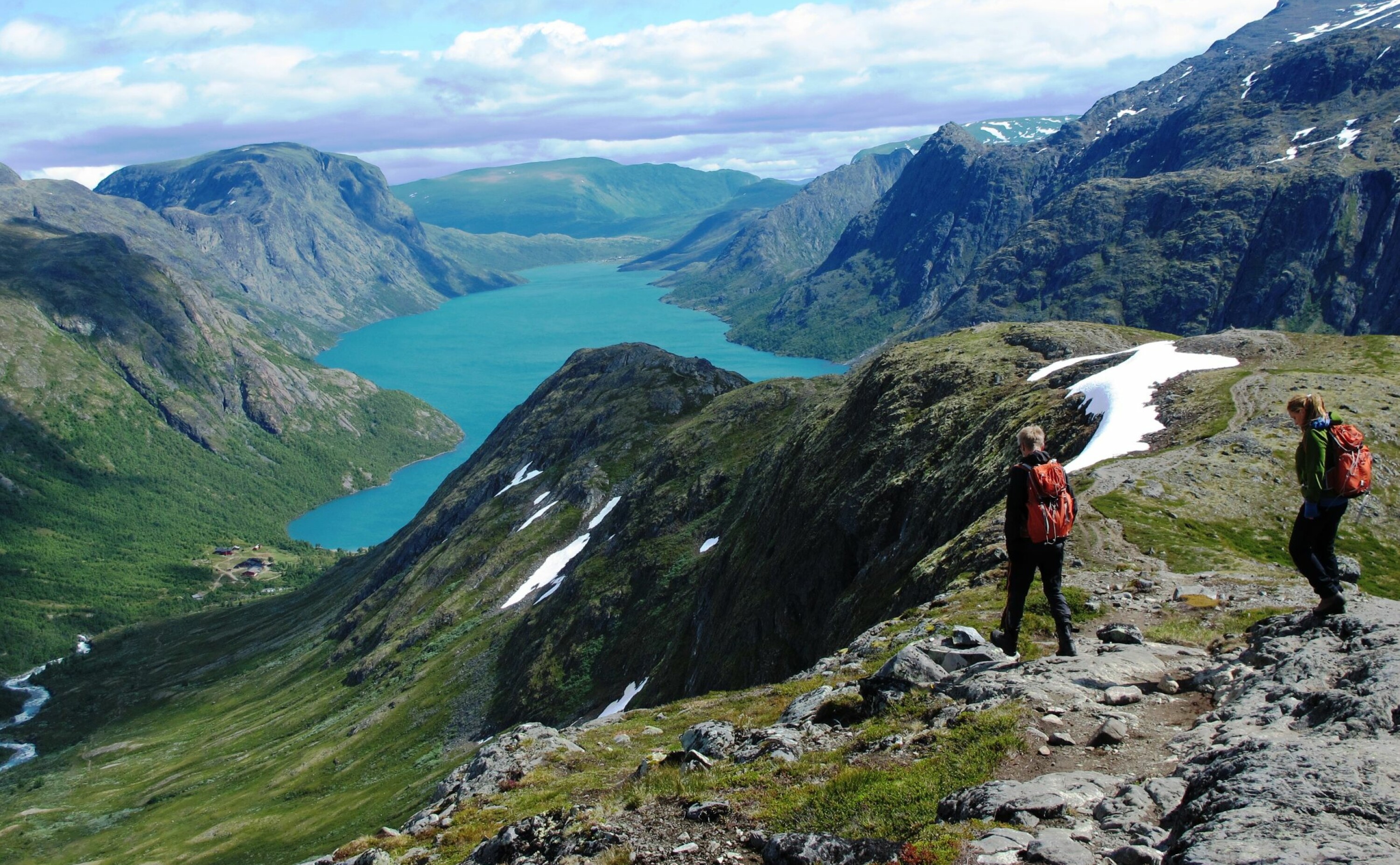 BUKKELÆGRET: Det er bratt opp og bratt ned om du velger naboen til Besseggen, men utsikten fra toppen er rå.