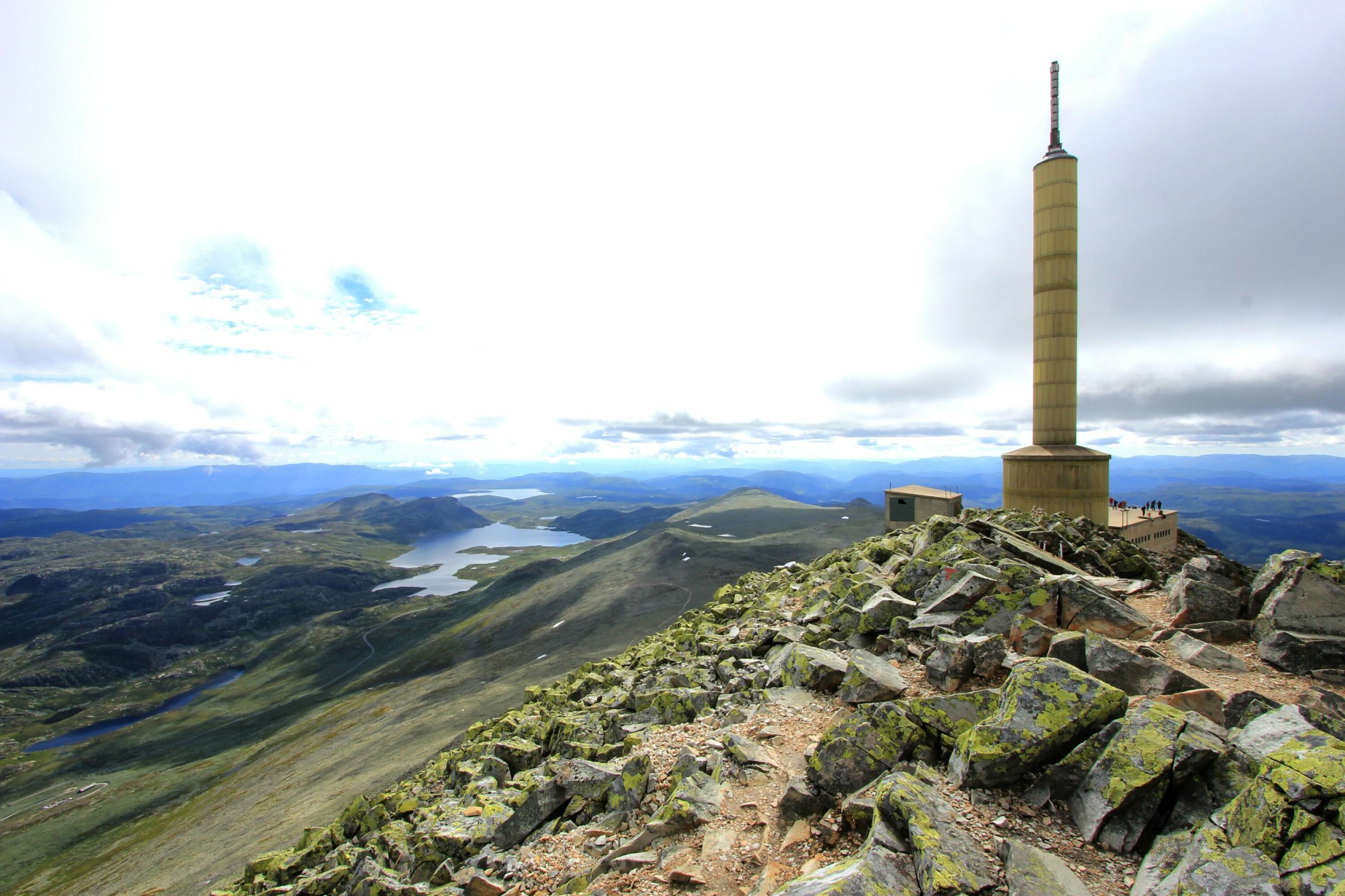 GAUSTATOPPEN: På en klar dag ser du en sjettedel av hele Norge fra Gaustatoppen ved Rjukan.