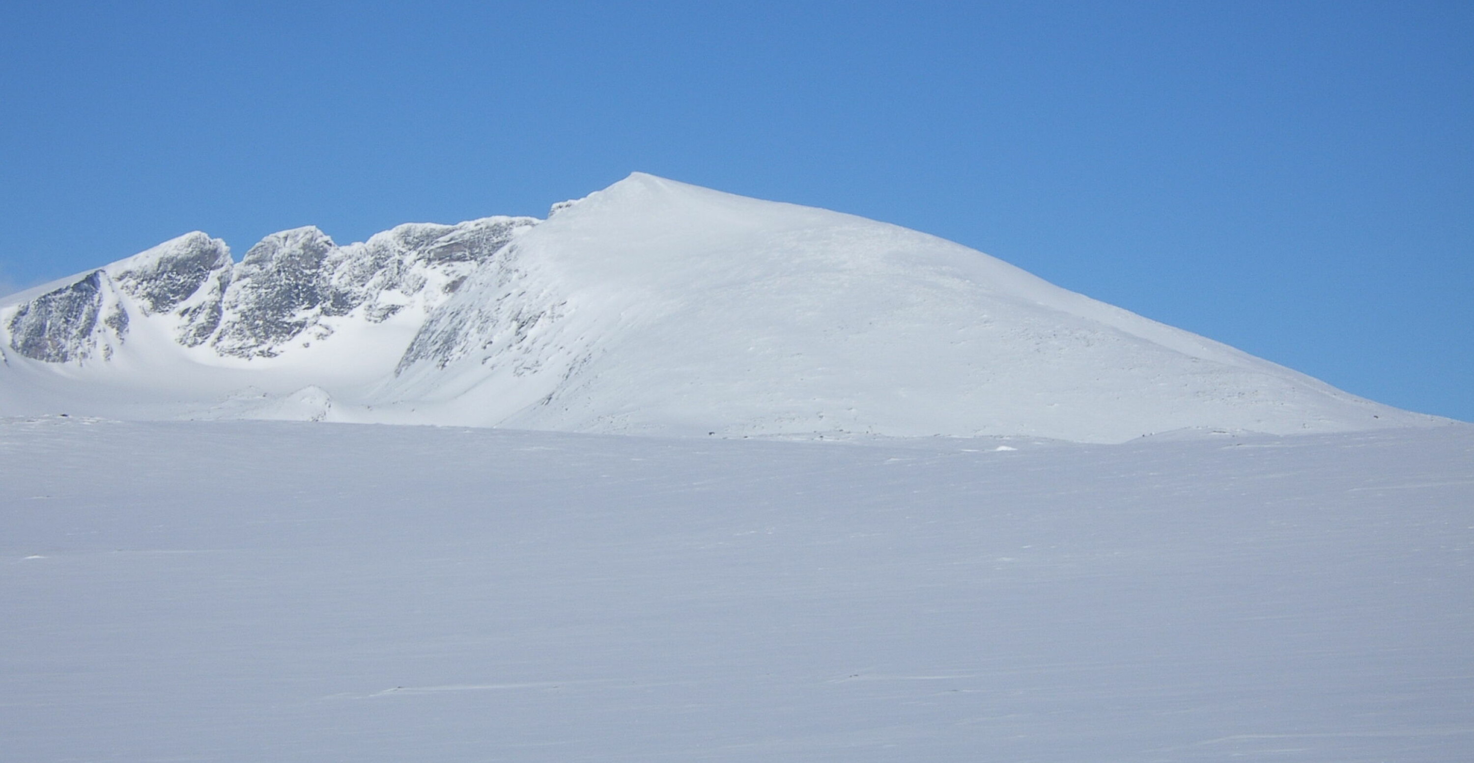IKONISK SYN: Slik ser Snøhetta ut på en klar dag fra E6 over Dovre.