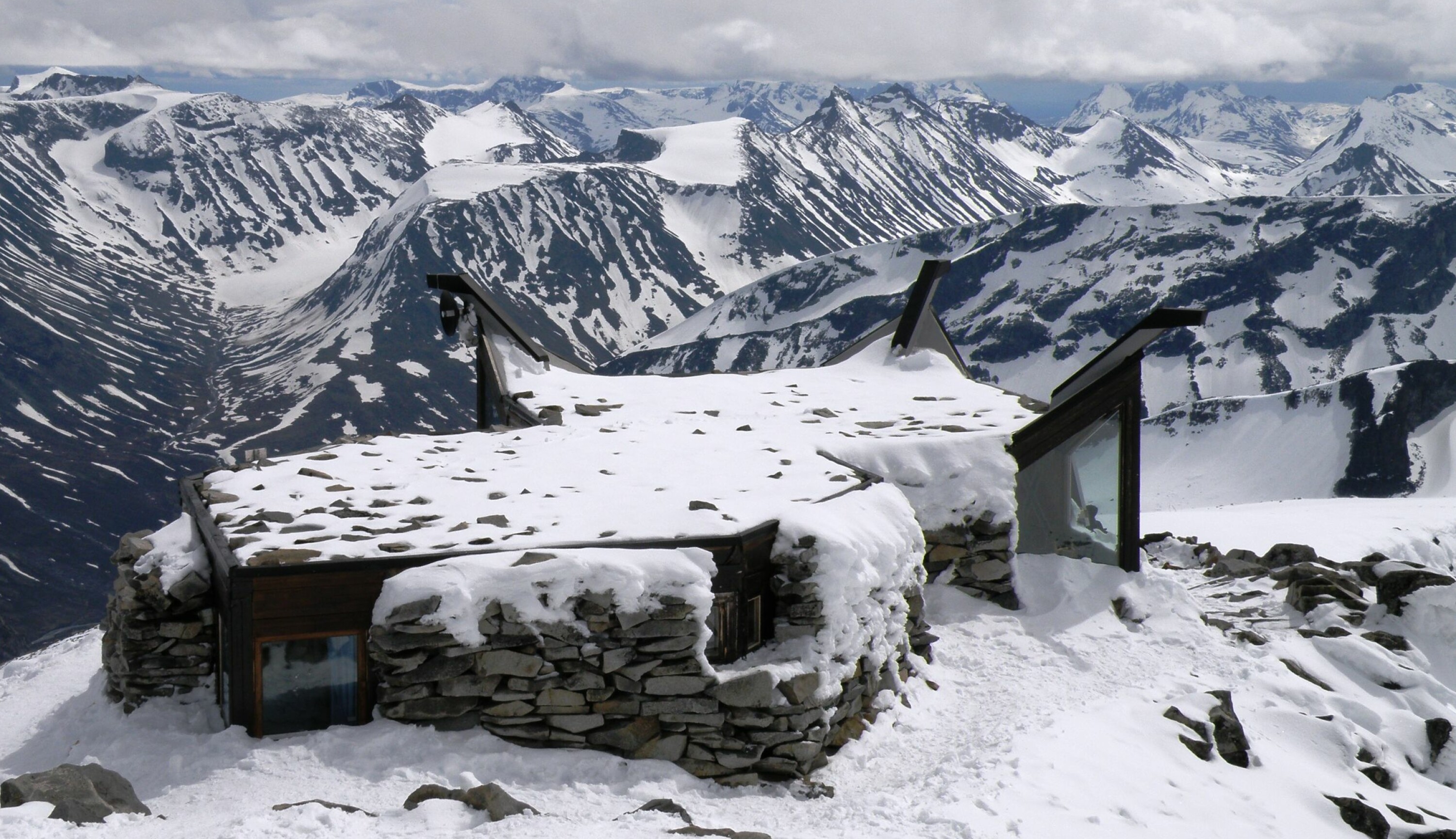 PÅ NORGESTOPPEN: Når du står ved hytta på toppen av Galdhøpiggen er du så høyt du kan komme i hele Skandinavia.