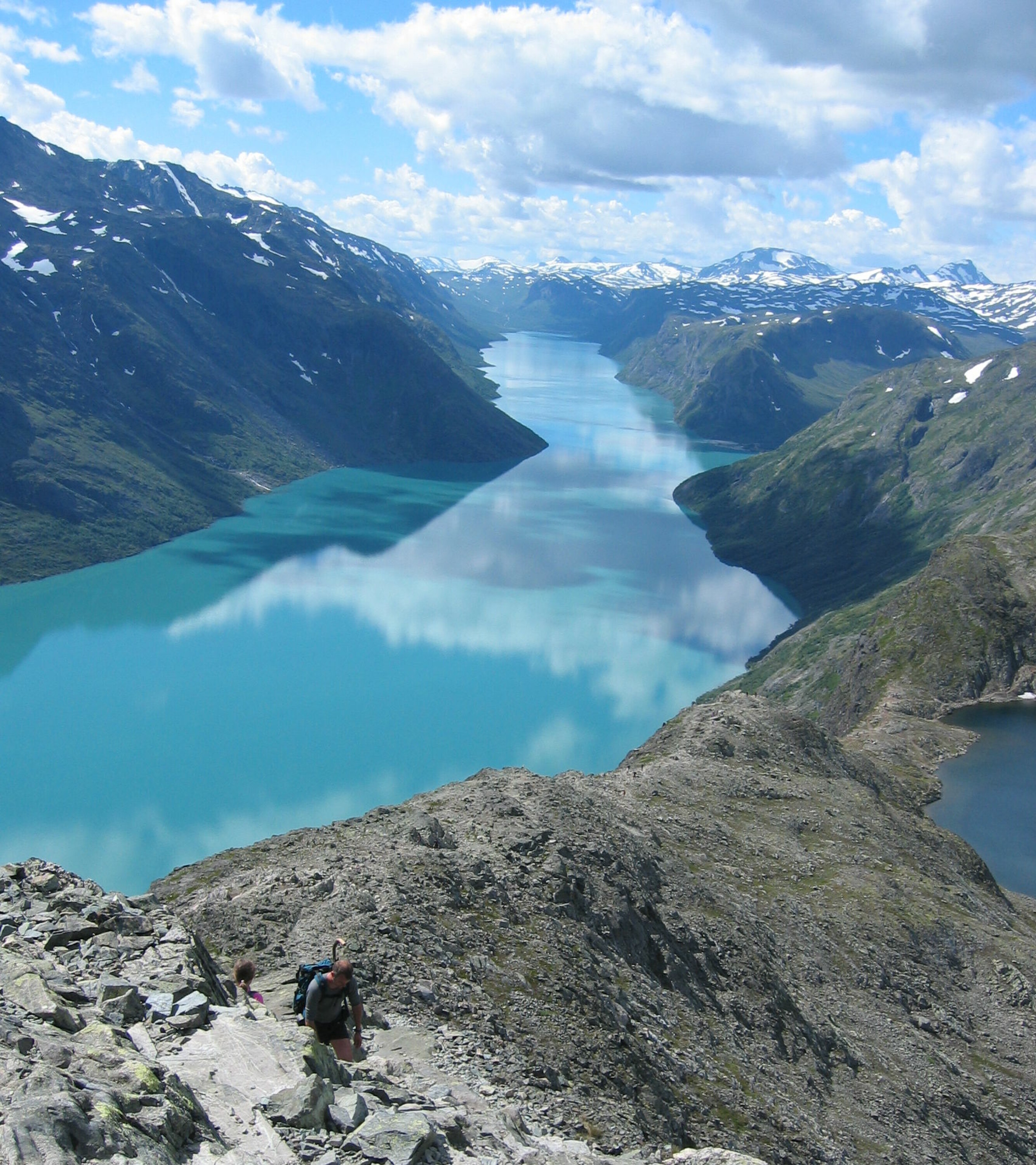 BESSEGGEN: Her ser du både eggen du går langs og utsikten du får på kjøpet når du velger Besseggen som topptur. Men turen er krevende og du skal ikke tråkke mye galt før du er i trøbbel.