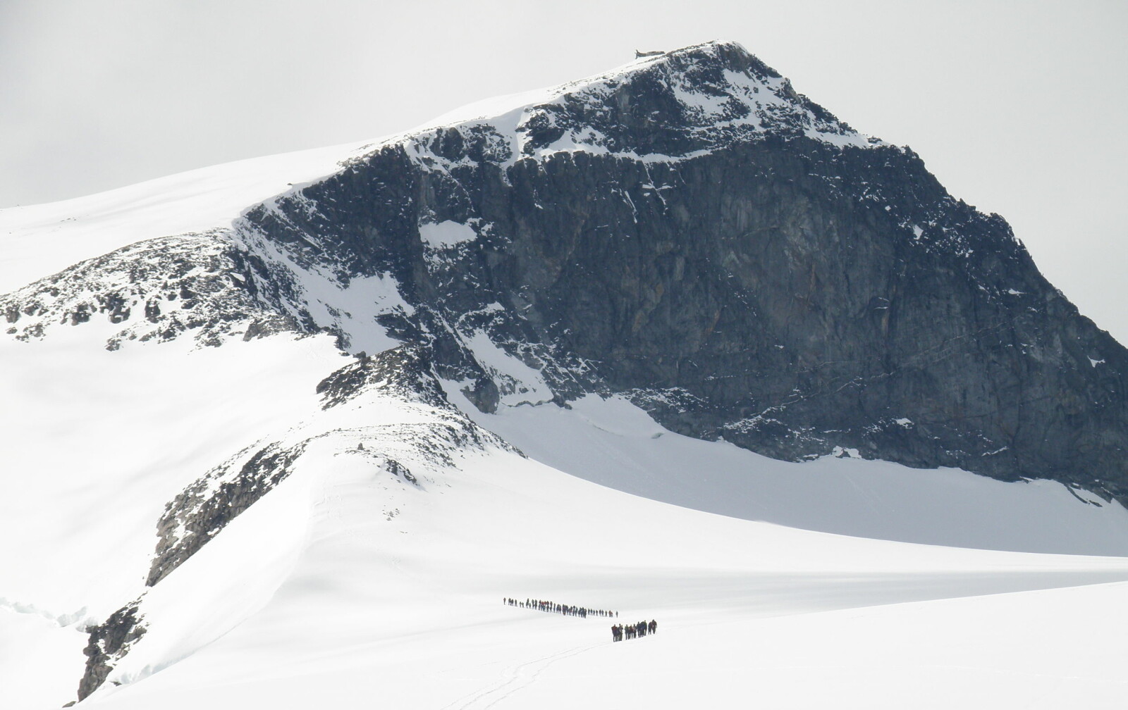 <b>NORGES HØYESTE PUNKT:</b> Enhver rekke med toppturer bør inkludere en tur til toppen av Norges høyeste punkt, Galdhøpiggen. 