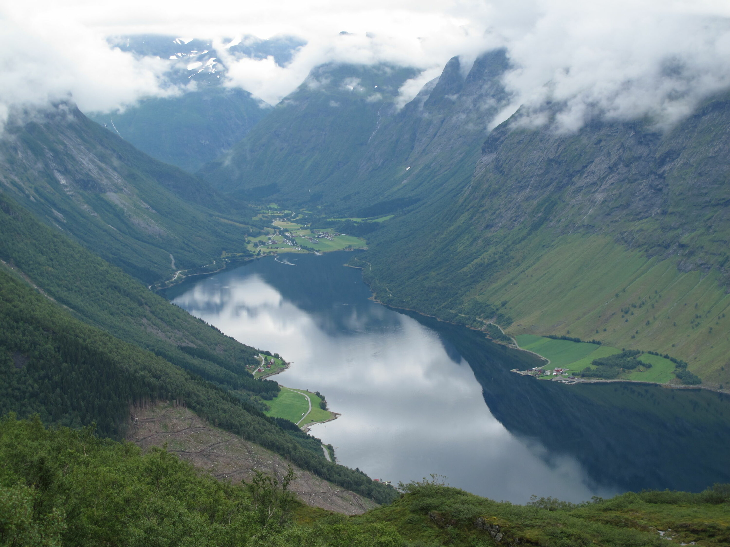 SAKSA PÅ SUNNMØRE: Utsikten fra Saksa 
med Norangsdalen 
i det fjerne er enda 
flottere enn antatt.