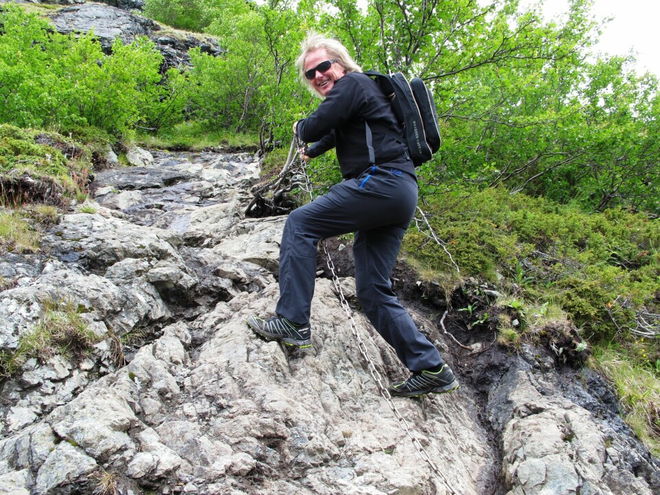 BRATT OPP - BRATT NED: Det er så bratt opp til toppen av Bukkelægret at det er lagt ut tau og kjetting så jeg kan dra meg selv opp.