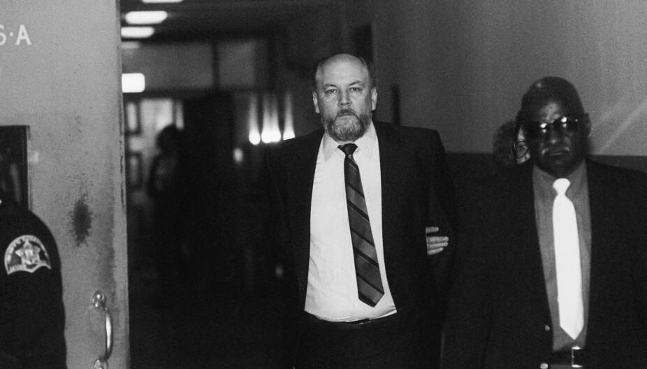 ICEMAN: Her er den beryktede leiemorderen Richard «The Iceman» Kuklinski i 1988 på vei inn i rettssalen i New Jersey for å høre dommen: Dobbel livstidsstraff uten mulighet til å bli benådet.