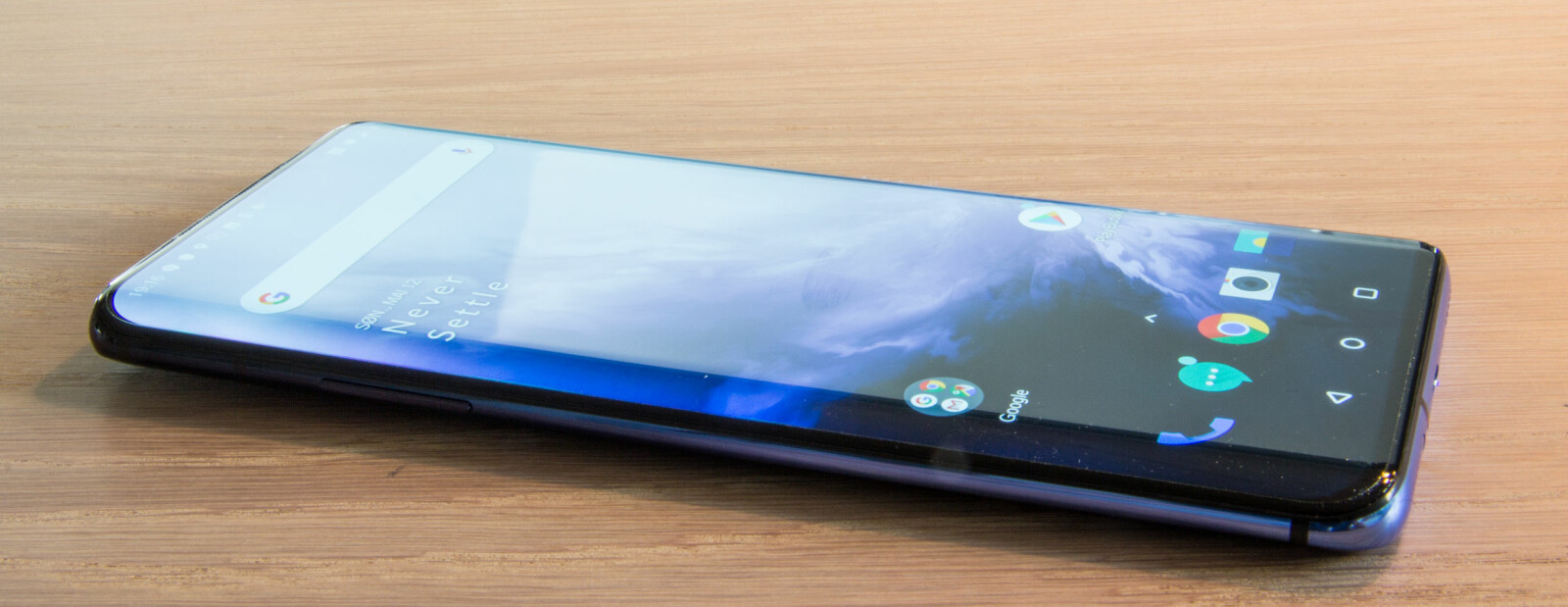 <b>STOR SKJERM:</b> OnePlus 7 Pro har en 6,67 tommers stor AMOLED-skjerm.