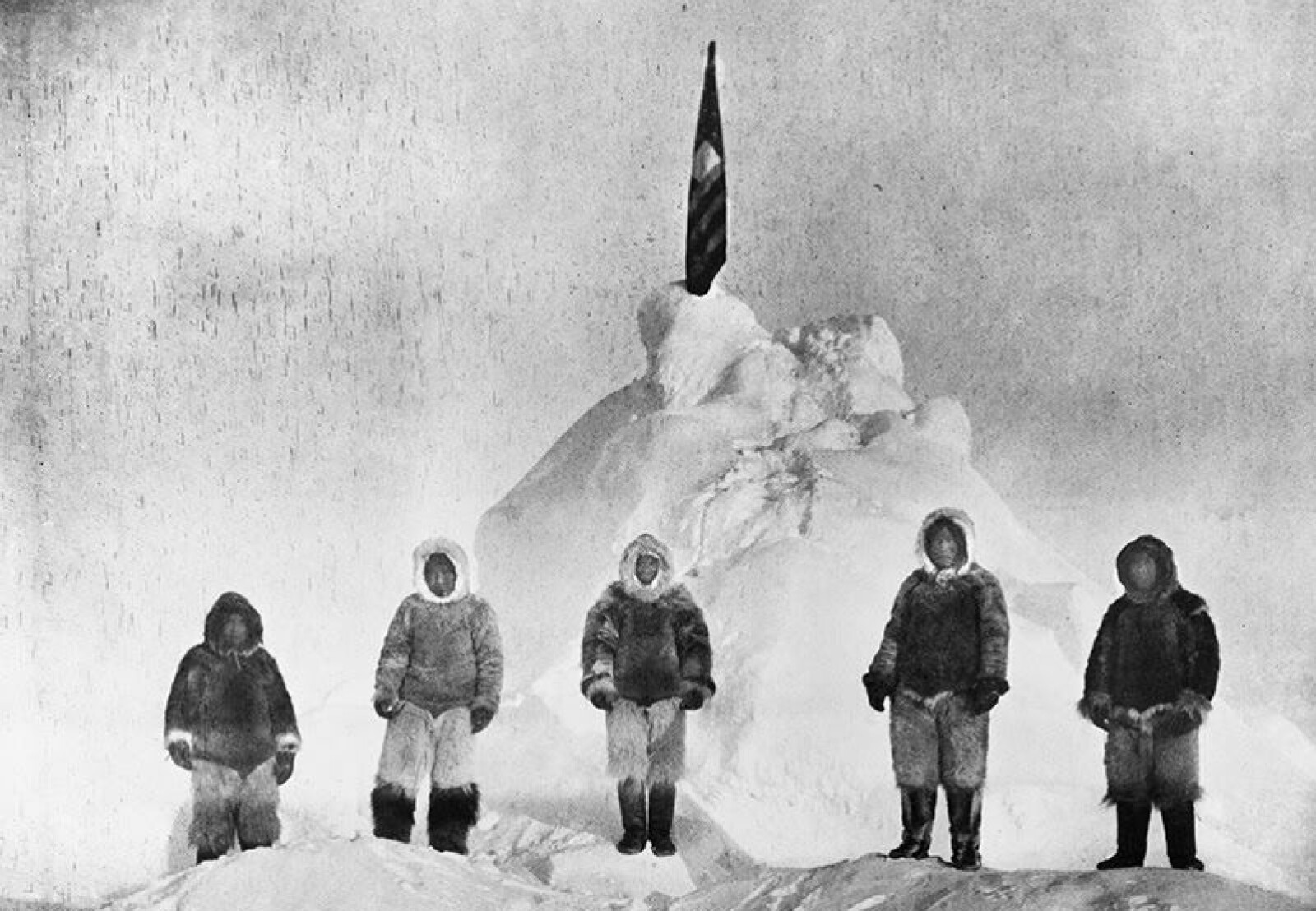 <b>FLAGGET PÅ POLEN:</b> Ekspedisjons­leder Pearys bilde av gjengen som fulgte ham mot Nordpolen. Matthew Henson <br/>(i midten) og de fire inuittene (fra v.) Ooqueah, Ootah, Egingwah og Seegloo. 