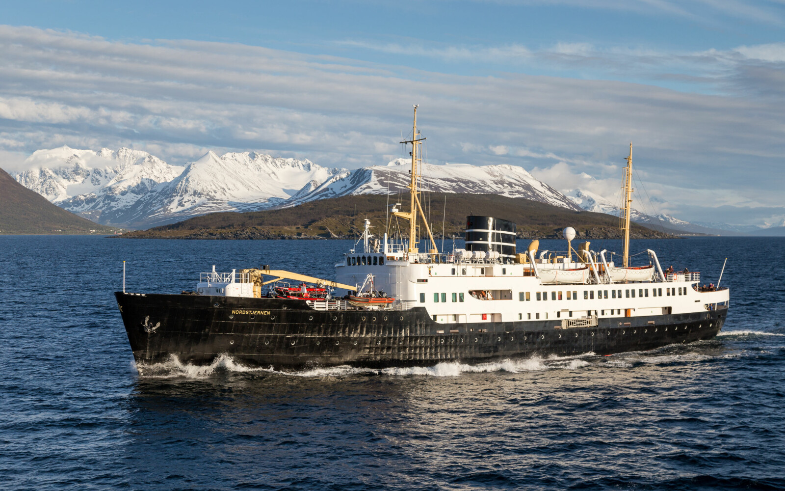 <b>TRANSPORT:</b> MS Nordstjerne var typisk for Hurtigrutene som kom på 50-tallet, med MS Finnmarken som første skip av denne typen i 1956. Finnmarken står i dag på Hurtigrutemuseet. 
