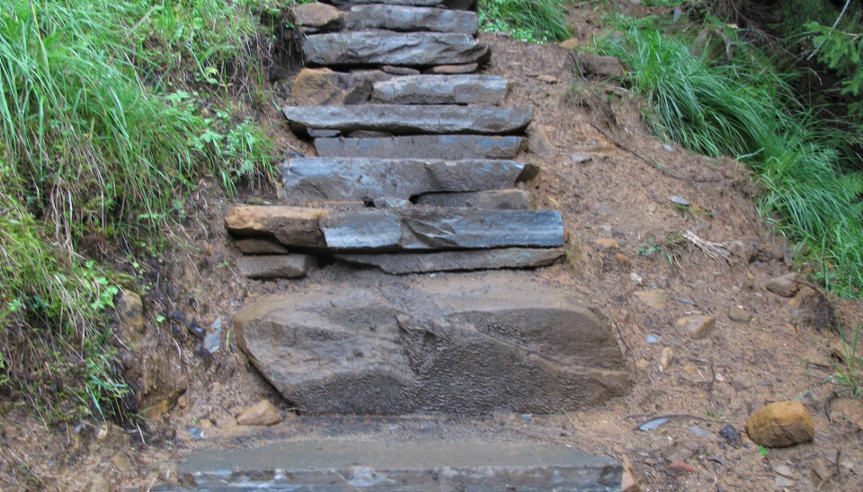 LURT AV STARTEN: Toppturen til Saksa starter med trappetrinn som får meg til å tro at dette blir en enkel affære. Men snart forsvinner trinnene og oppturen øker i vanskelighetsgrad.