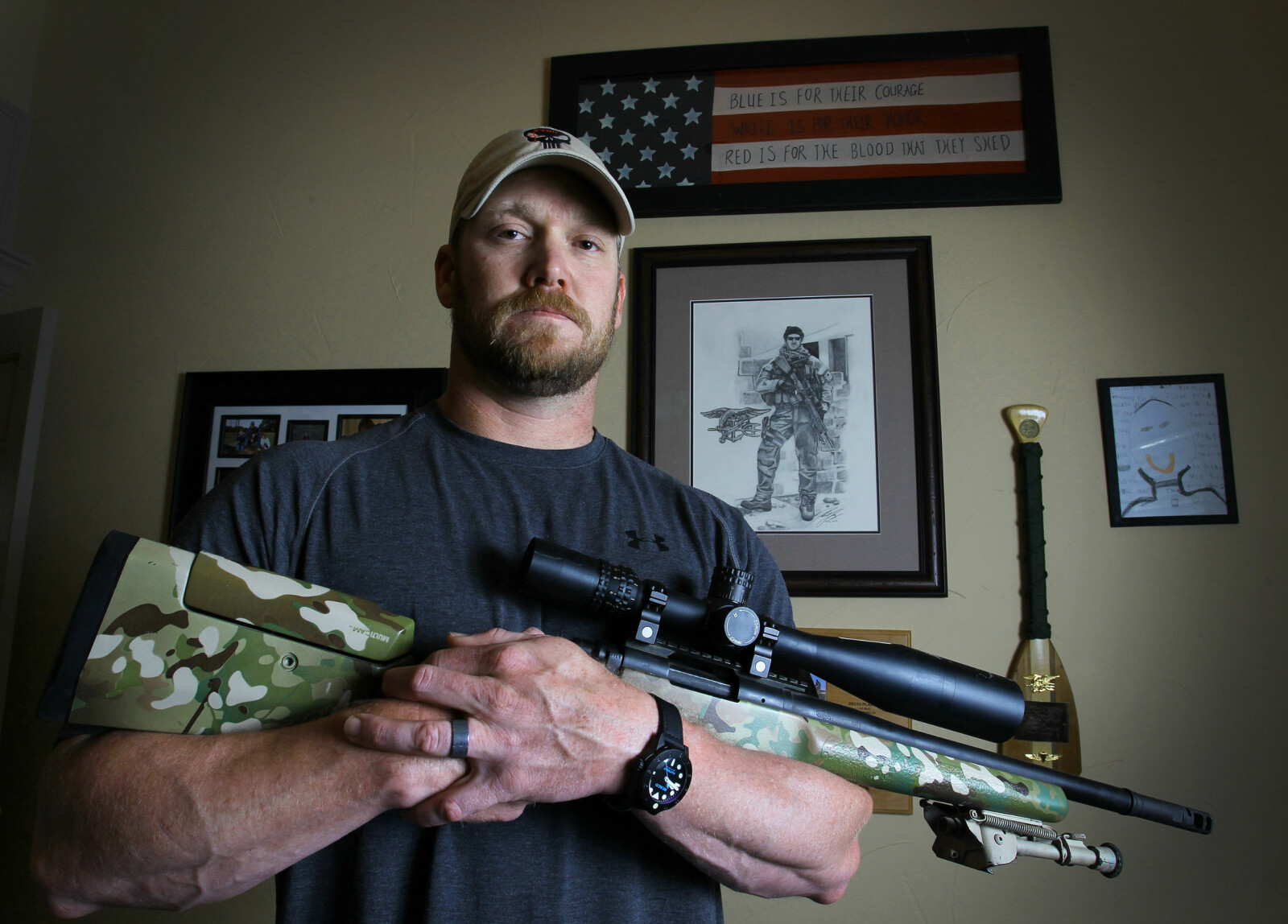 <b>LEGENDEN:</b> Chris Kyle sammen med sin .308-skarpskytterrifle. Med sine ferdigheter reddet han etter alt å dømme svært mange amerikanske soldaters liv i det krigsherjede Irak.