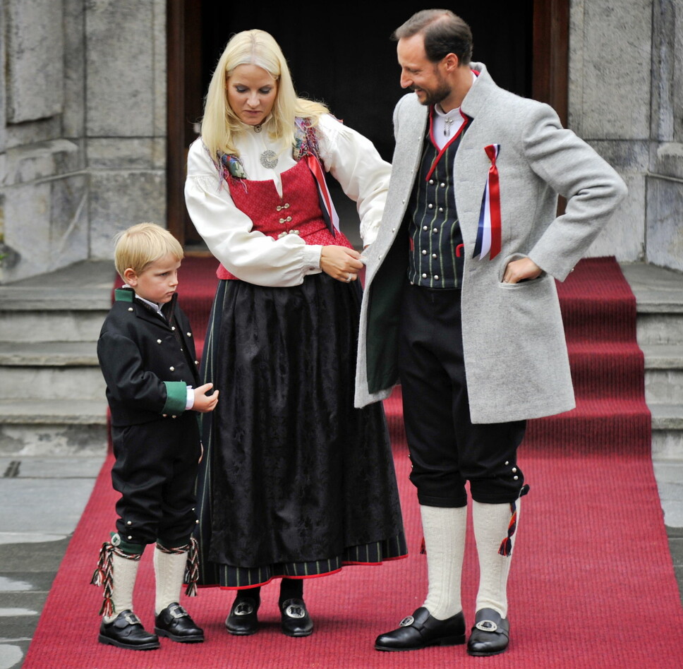 ASKERBUNAD: Mette-Marit i Askerbunad sammen med sønnen prins Sverre Magnus og kronprins Haakon i Askerbunad.