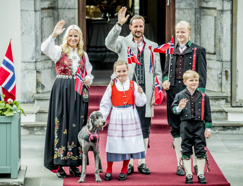 ROGALANDSBUNAD: Kronprinsesse Mette-Marit i Rogalandsbunad, kronprins Haakon i Askerbunad, prinsesse Ingrid Alexandra og prins Sverre Magnus på Skaugum 17. mai 2013.