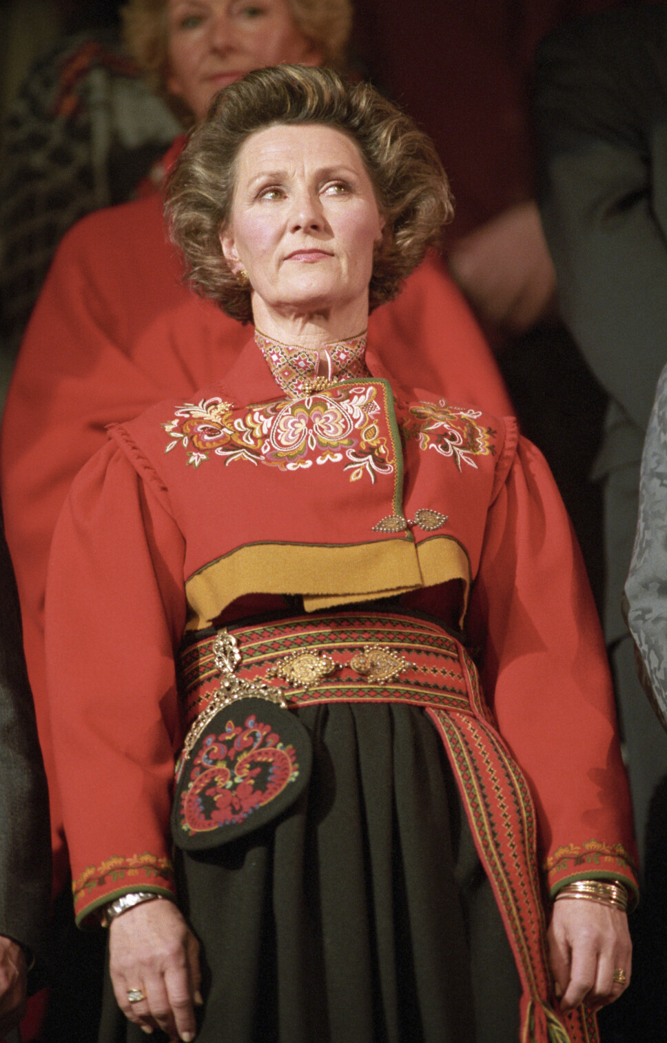 RØDTRØYA: Dronning Sonja i Rødtrøye-bunaden fra Øst-Telemark under Paralympics i 1994.