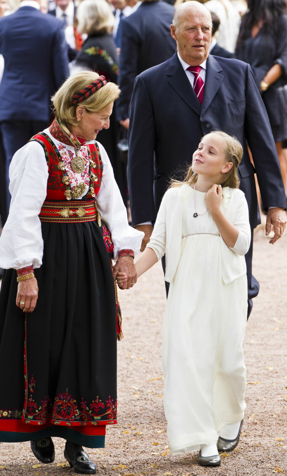 RØDTRØYA: Prinsesse Ingrid Alexandra (t.h.) og dronning Sonja på vei ut fra Marius Borg Høibys konfirmasjon i 2012. Dronningen er iført Rødtrøye-bunaden.