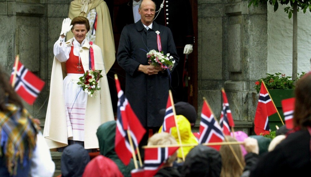 ASKERBUNAD: 17. mai 2001 var det siste gangen Harald og Sonja hilste barnetoget i Asker. Dronningen i Asker-bunadens sommervariant.