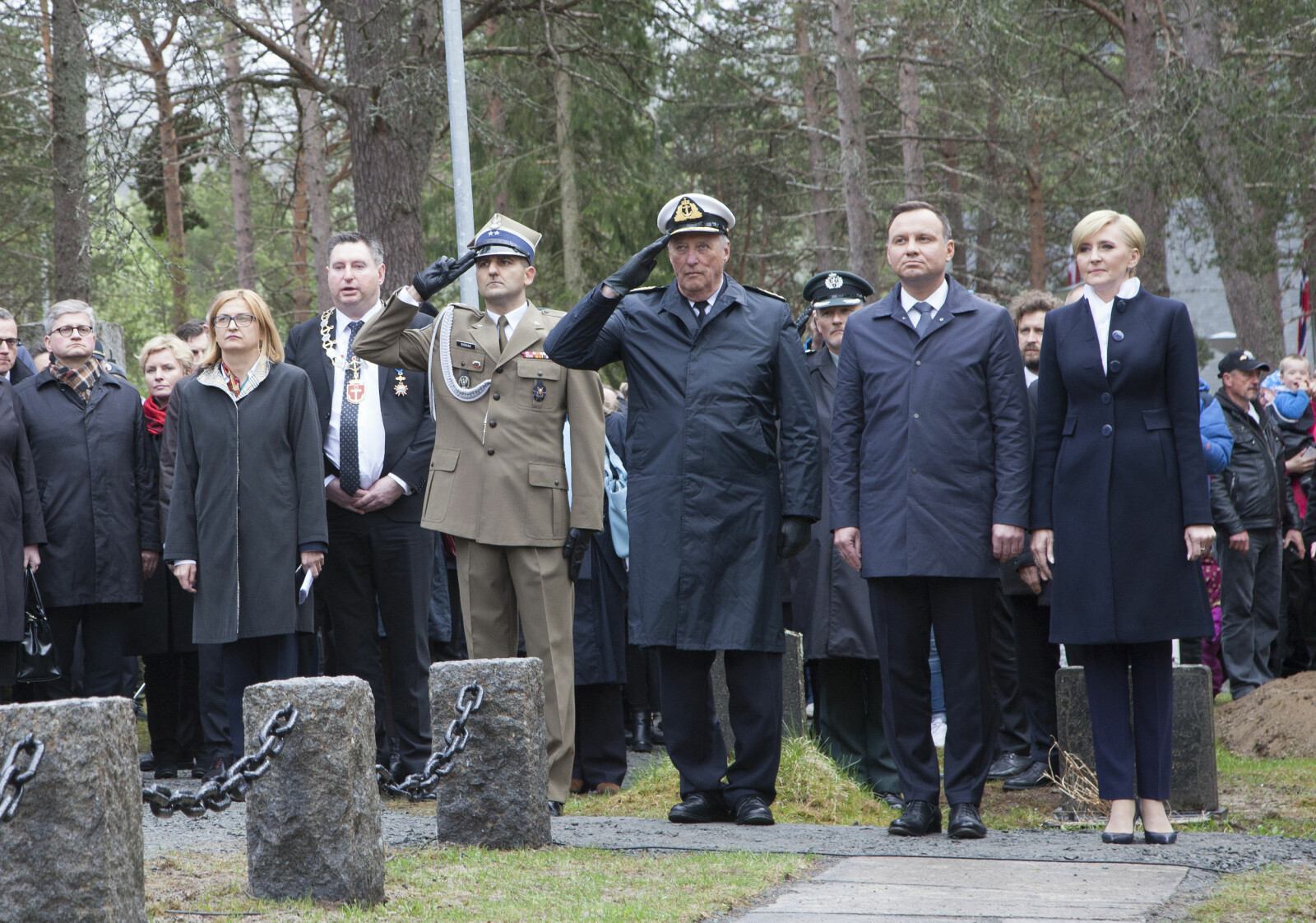<b>HEDRES:</b> Hver gang polske statsoverhoder er i Norge, markeres de polske styrkenes innsats og ofre i Narvik. Her i 2016 da kong Harald tok imot president Andrzej Duda og hans kone Agata Kornhauser-Dudas