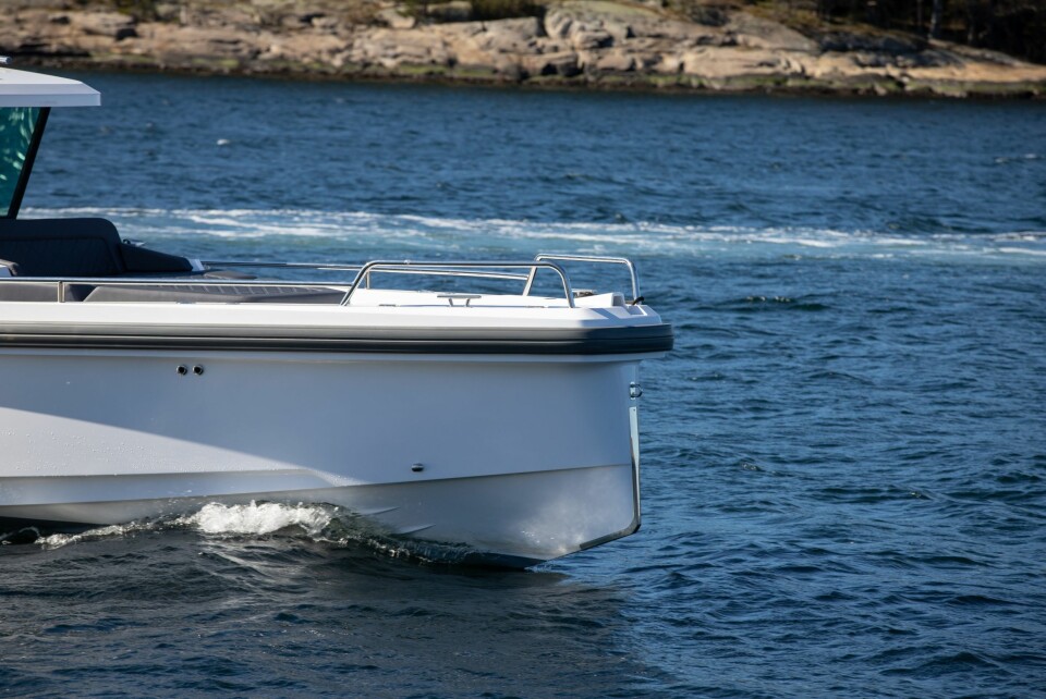 TVERR BAUG: Det er moteriktig design, men ikke alltid praktisk. Beslaget er godt å ha når du skal i land mot skrånende svaberg.