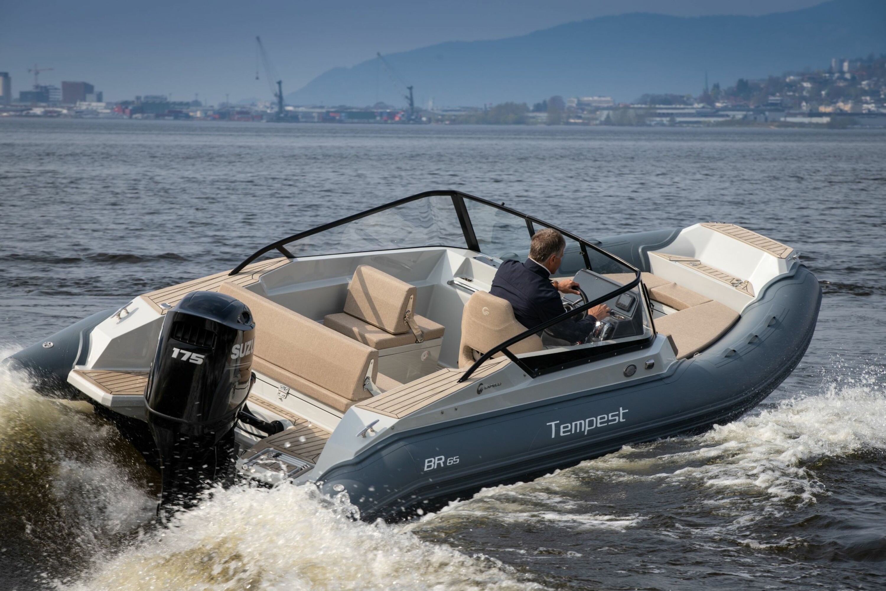 KAN FORT BLI EN VANE: Sportslige RIB-egenskaper kombinert med bowriderens komfort. Norske farger blir annerledes enn på testbåten: Hvit glassfiber, lys flexiteek med hvite nater, beige puter og mørkegrå farge på pongtonger.