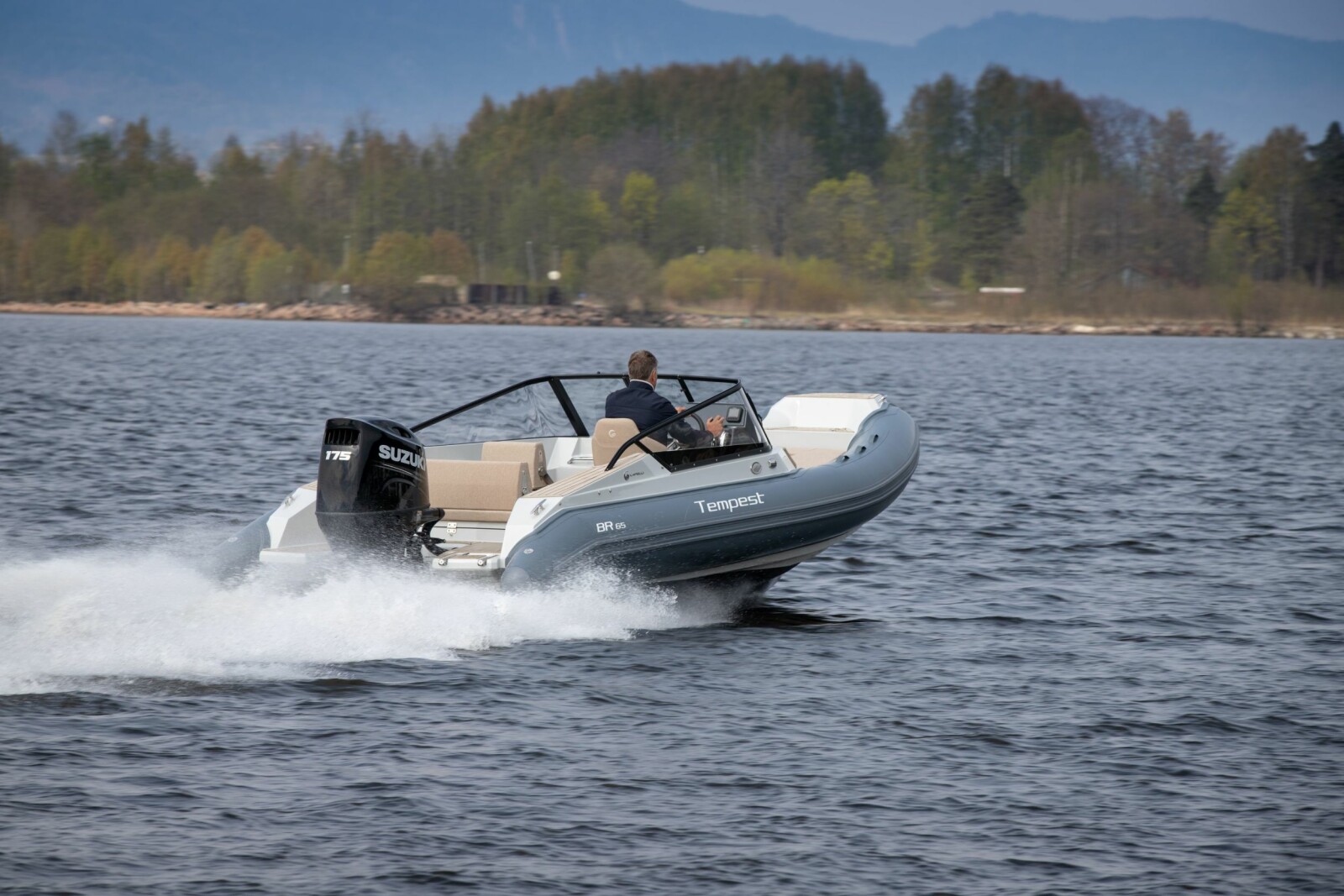 <b>UVANT:</b> RIB med vindskjerm og behagelige sitteplasser kan fort bli en trend om båten slår an. 
