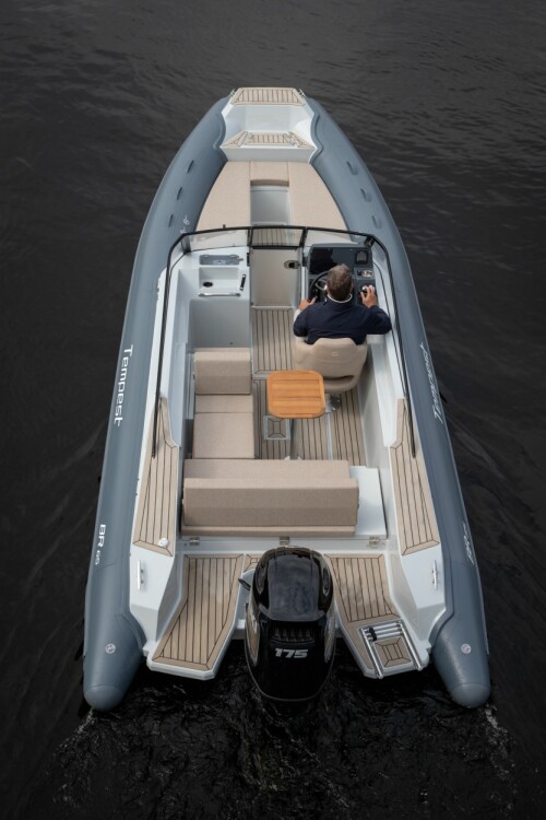 <b>ROLIG TUR:</b> Bord og ekstra ileggspute på babord side gir hyggelige sitteplasser. Gode steg ut og inn av båten.  