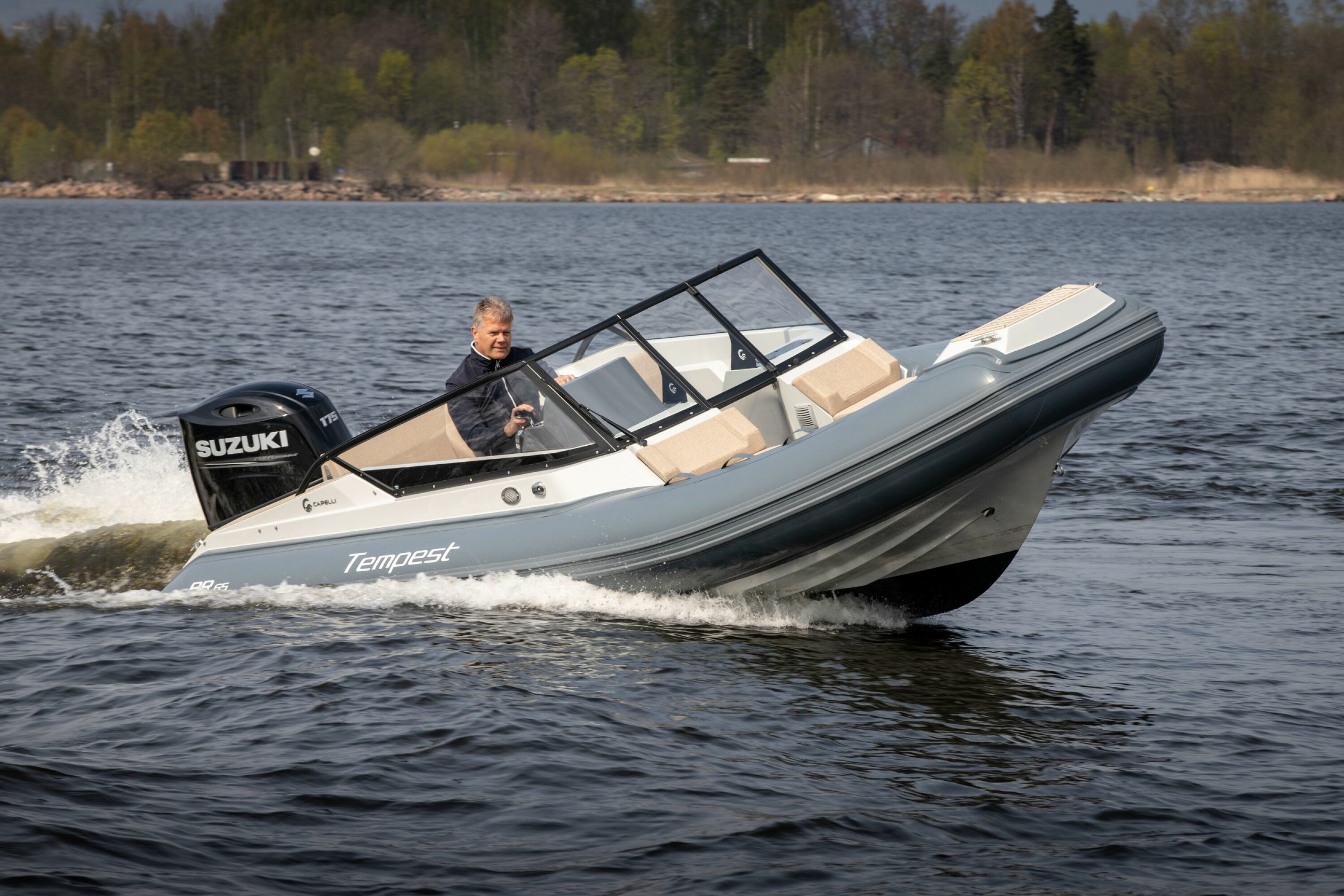 TRYGG: Sjøegenskapene kjennes behagelige. Båten finner ikke på uventede sprell.