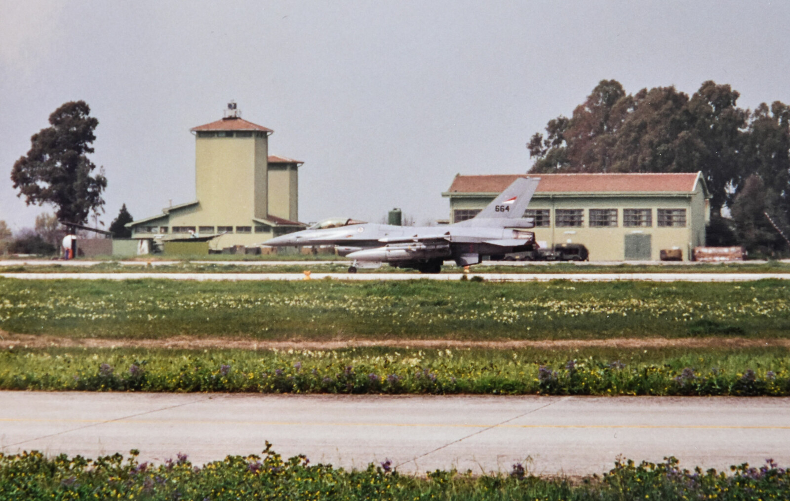 <b>KONTRAST:</b> Et norsk jagerfly tar av fra Grazzanise-basen i Italia. Idyllen med kløver og timotei sto i grell kontrast til alvoret pilotene kjente på.