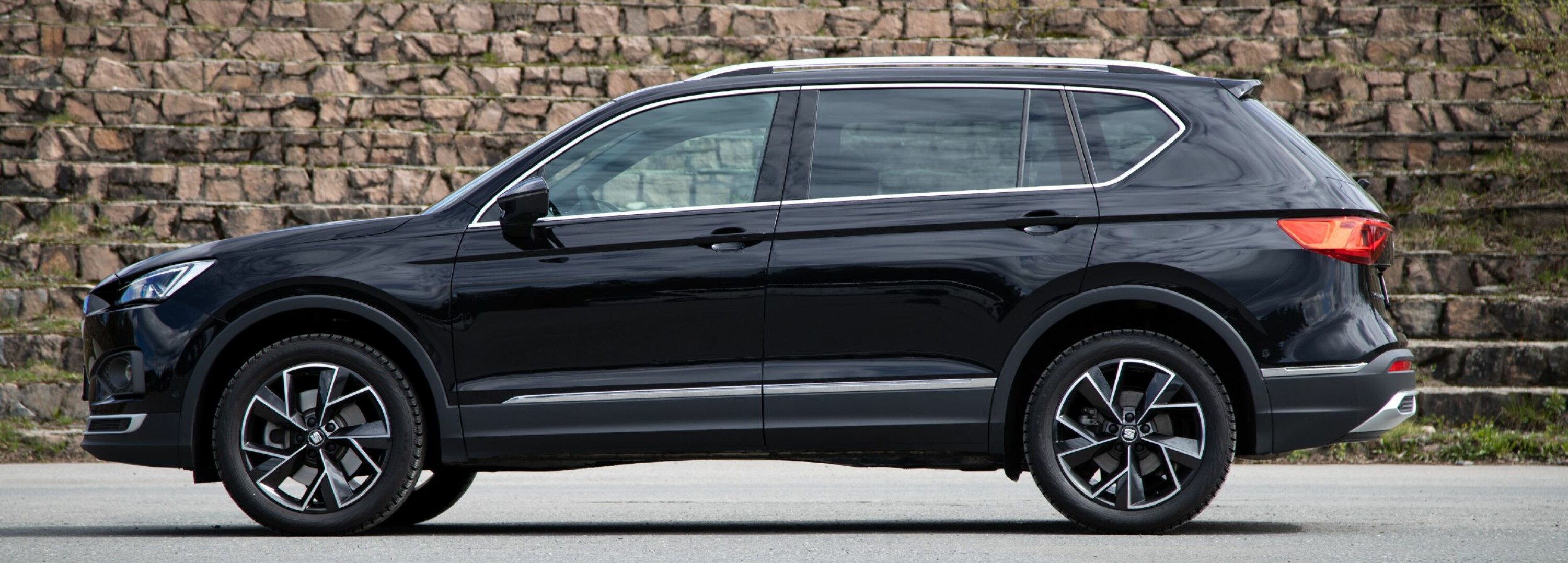 TØFF: Seat Tarraco er en stor SUV på godt over 4,7 meter. Litt skarpere kanter enn broder Skoda Kodiaq.