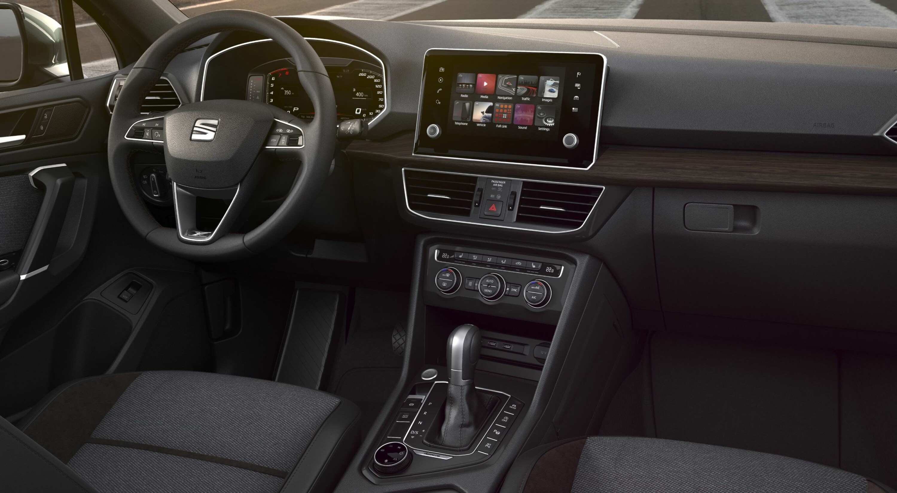 SMÅFIKS: Oversiktlig betjeningsskjerm, resten av midtkonsollen har typisk VW-konsernpreg.