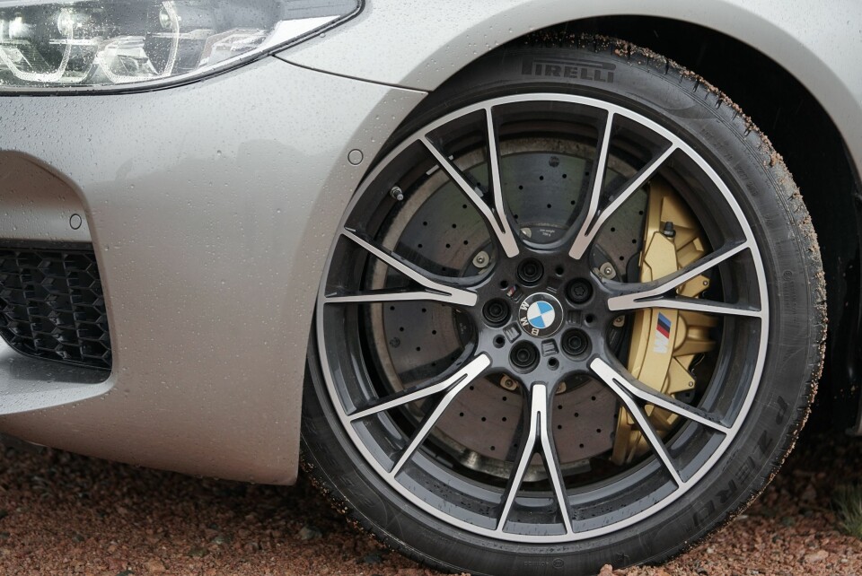 BRÅSTOPP: Enorme bremseskiver og forgylte bremsecaliper røper evne til fart og brems.