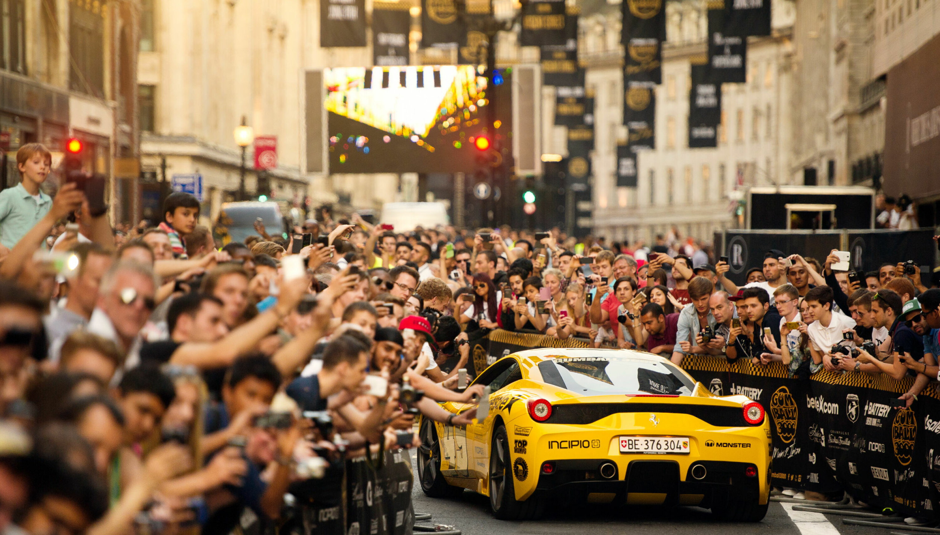 OPPSIKT: Gumball 3000 vekker oppsikt og samler store folkemengder.