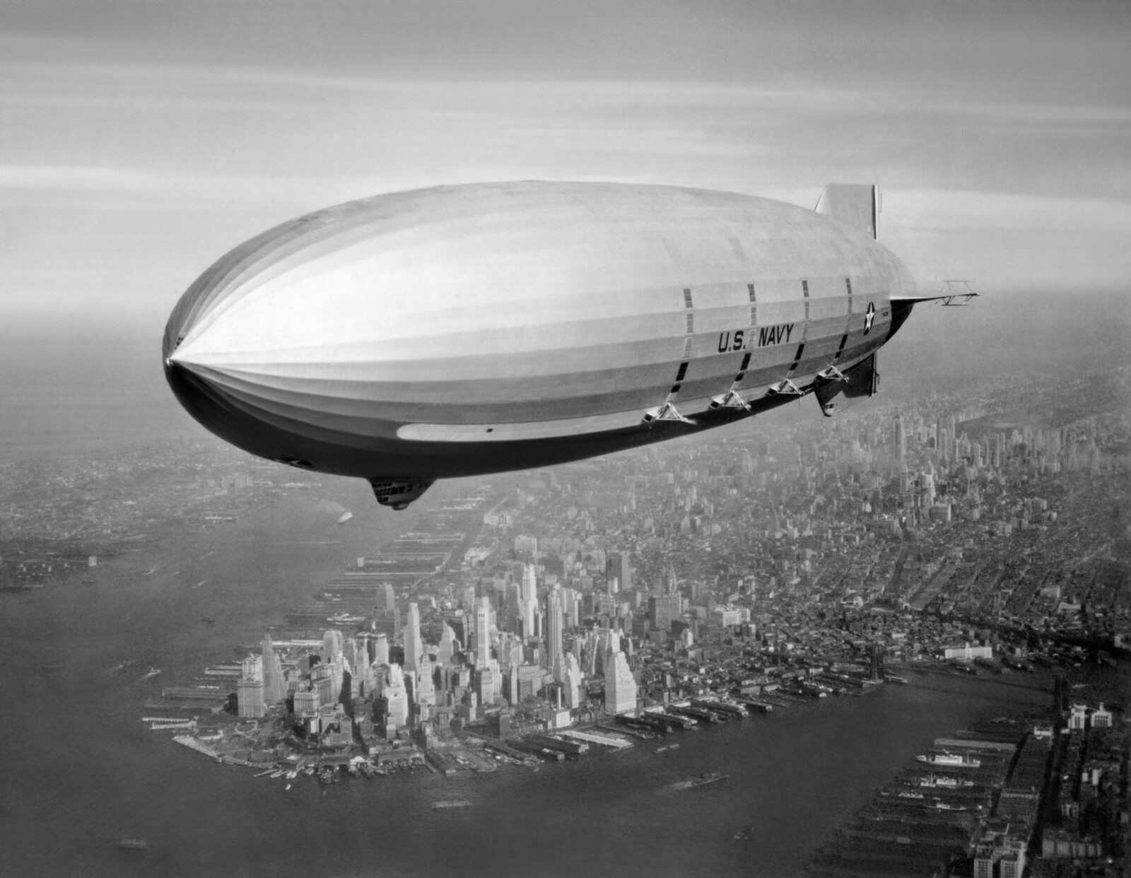 <b><SPAN CLASS=BOLD><STRONG>FLYVENDE HANGARSKIP:</b></strong></span> «Macon» i luften over New York. Heller ikke amerikanernes forsøk med luftskip på 30-tallet var vellykket. Vi husker alle hvordan det gikk med tyskernes forsøk, som endte med Hindenburg-katastrofen.