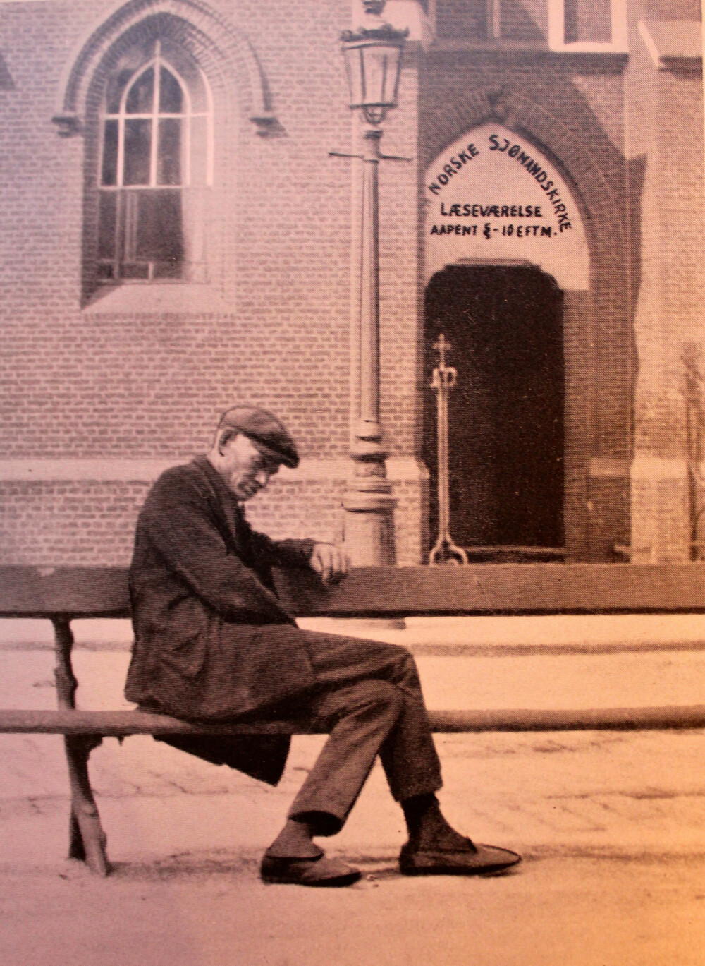 <strong>SOSIALT PROBLEM:</strong> En døddrukkenn norsk sjømann på benken foran den norske sjømannskirken i Antwerpen. Hundrevis havnet på gata i 1920-årene, og det var et enormt sosialt problem. <strong>SOSIALT PROBLEM:</strong> En døddrukkenn norsk sjømann på benken foran den norske sjømannskirken i Antwerpen. Hundrevis havnet på gata i 1920-årene, og det var et enormt sosialt problem.