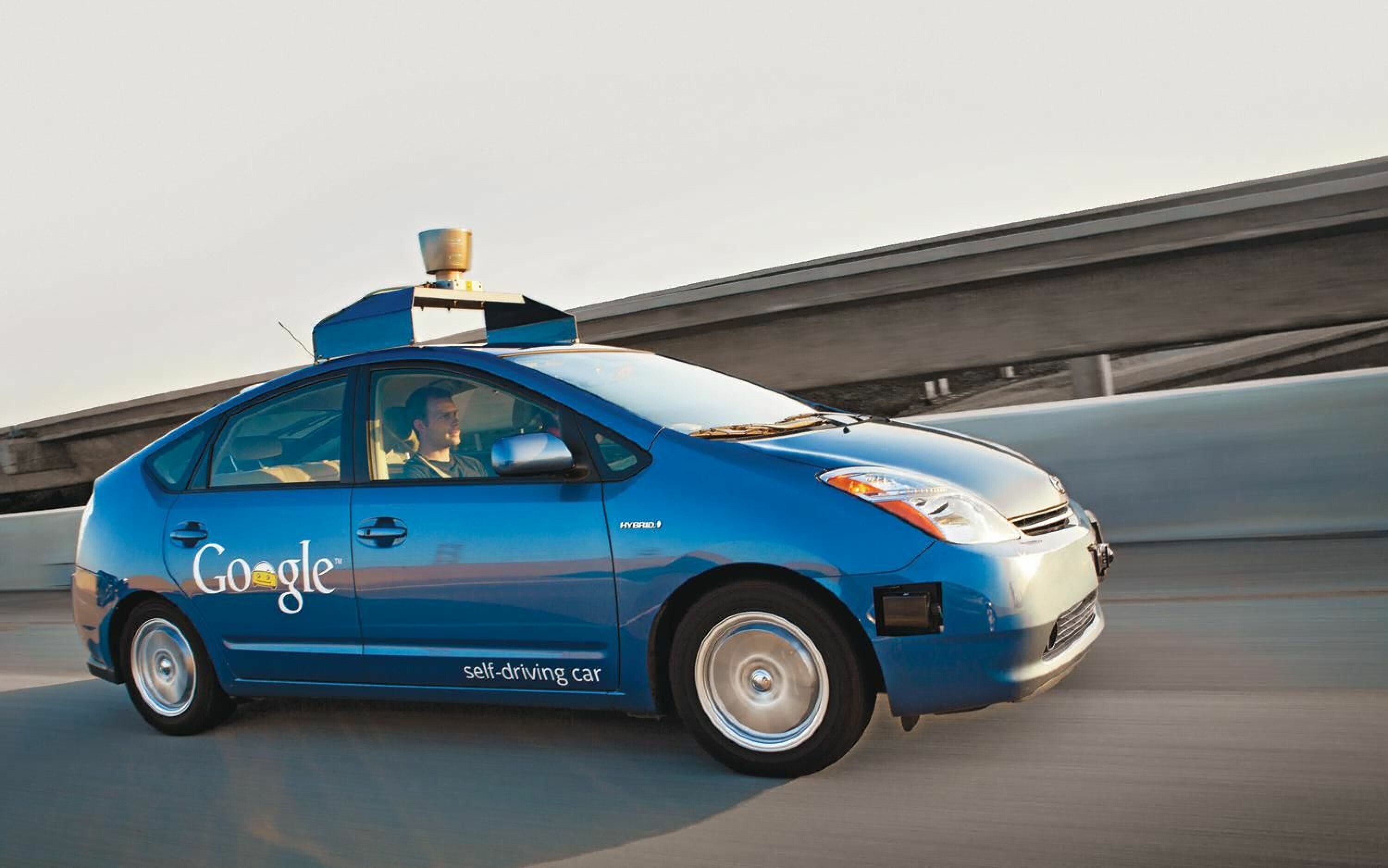 PASSASJER: Google førerløse biler kjører omkring i California.