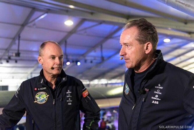 <b>PILOTER:</b> Bertrand Piccard og André Borschberg bytter på å fly Solar Impulse jorden rundt.