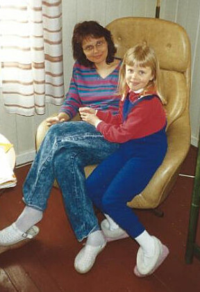 <b>NÆRE BÅND:</b> Cecilie og moren Toril har bestandig hatt et nært og godt forhold. Her fra Cecilie er syv år i 1995. 