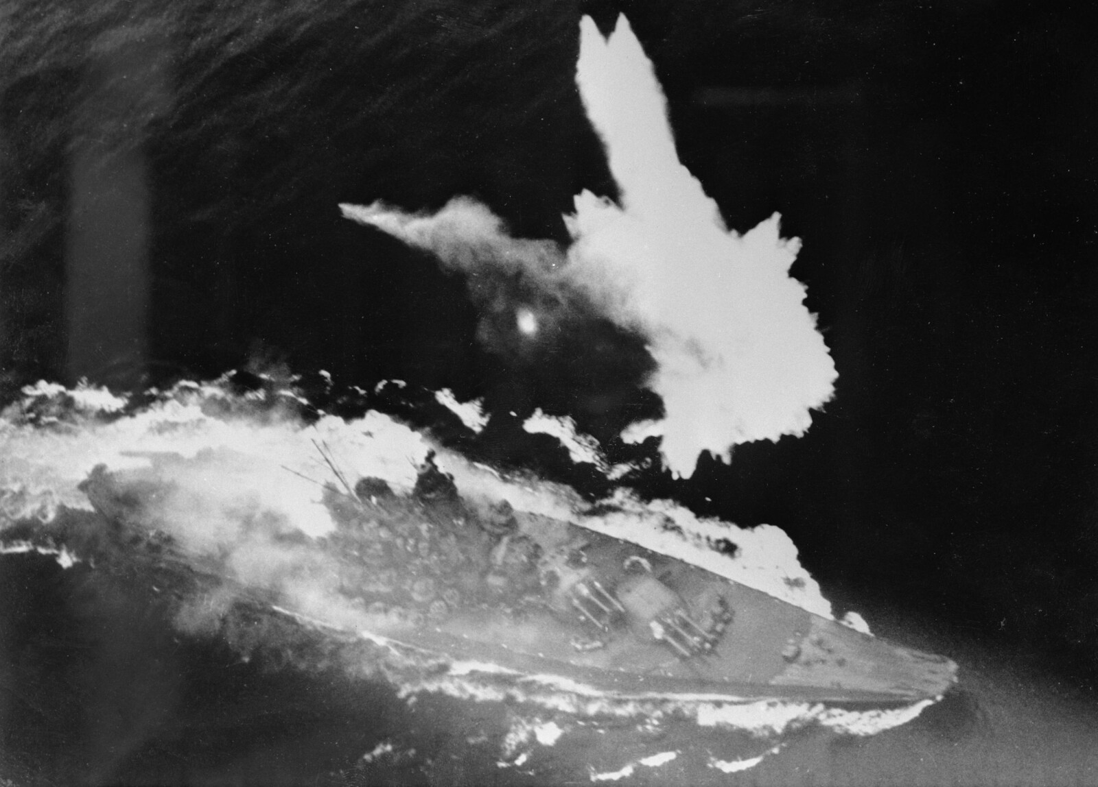 <b>STORT MÅL:</b> Enorm ildkraft hjalp ikke verdens største slagskip Yamoto mot massive angrep fra luften.